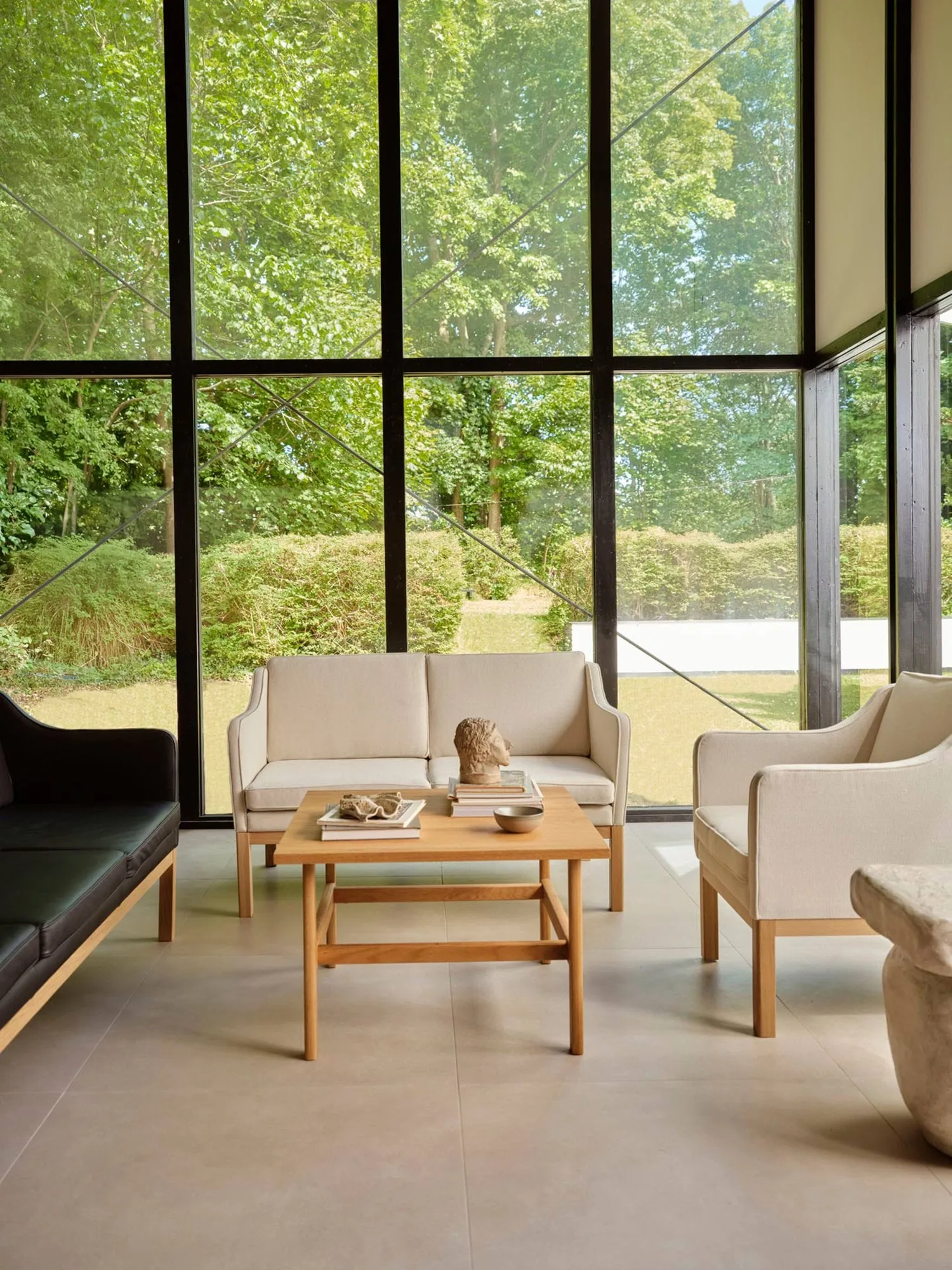Fotel z podłokietnikami L46 MK155 easy chair, Dąb lakierowany-skóra czarna FDB Møbler