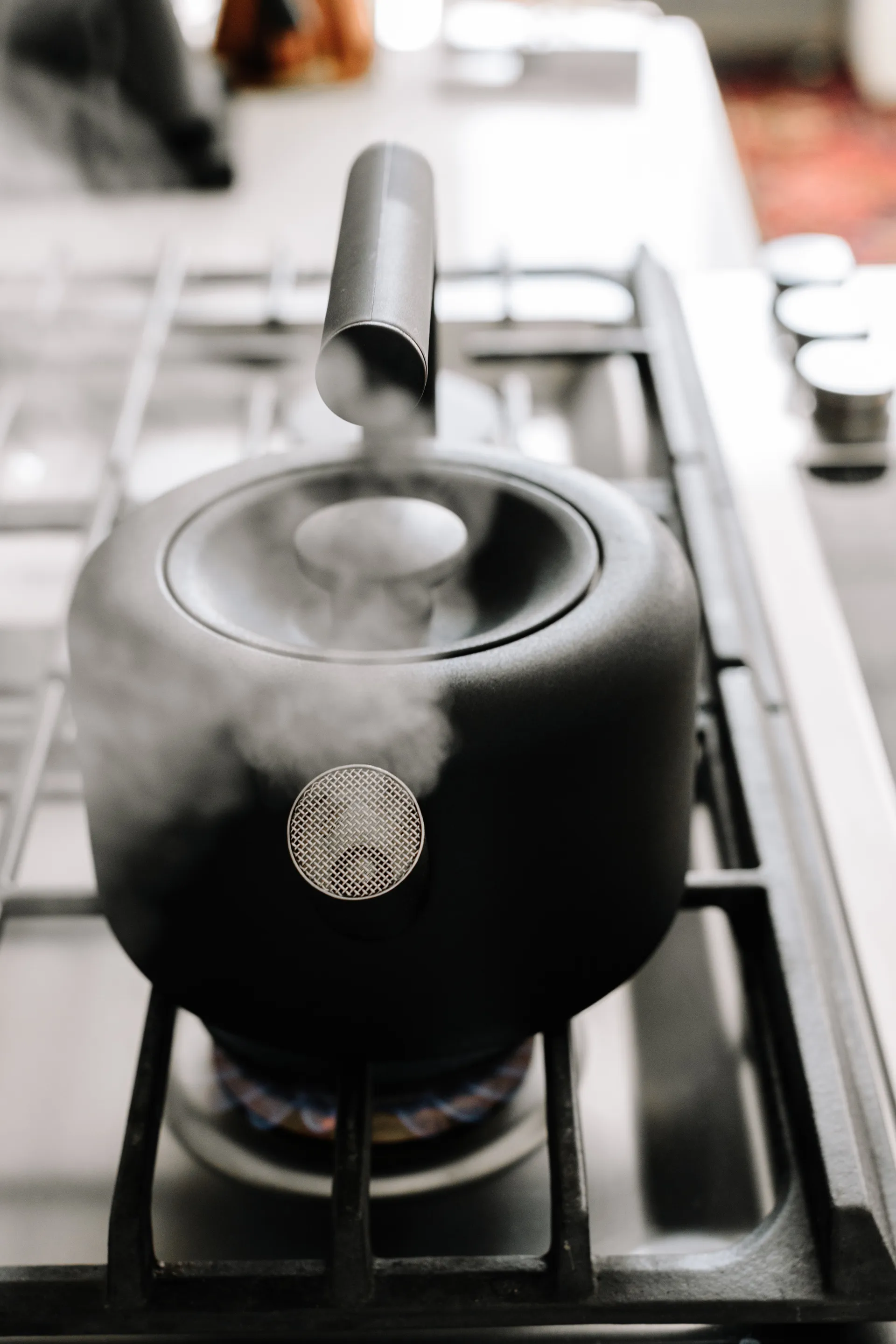 Czajnik elektryczny na płytę Clyde 1,7 L, Matte black Fellow