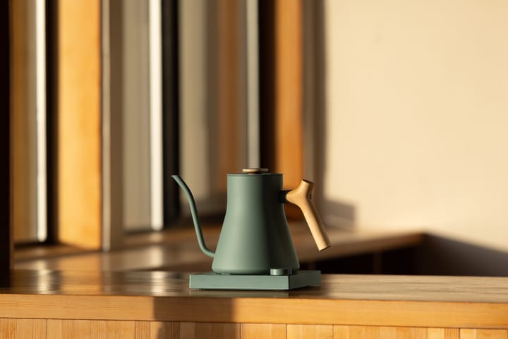 Czajnik elektryczny z regulacją temperatury Stagg EKG 90 cl, Smoke green-maple Fellow