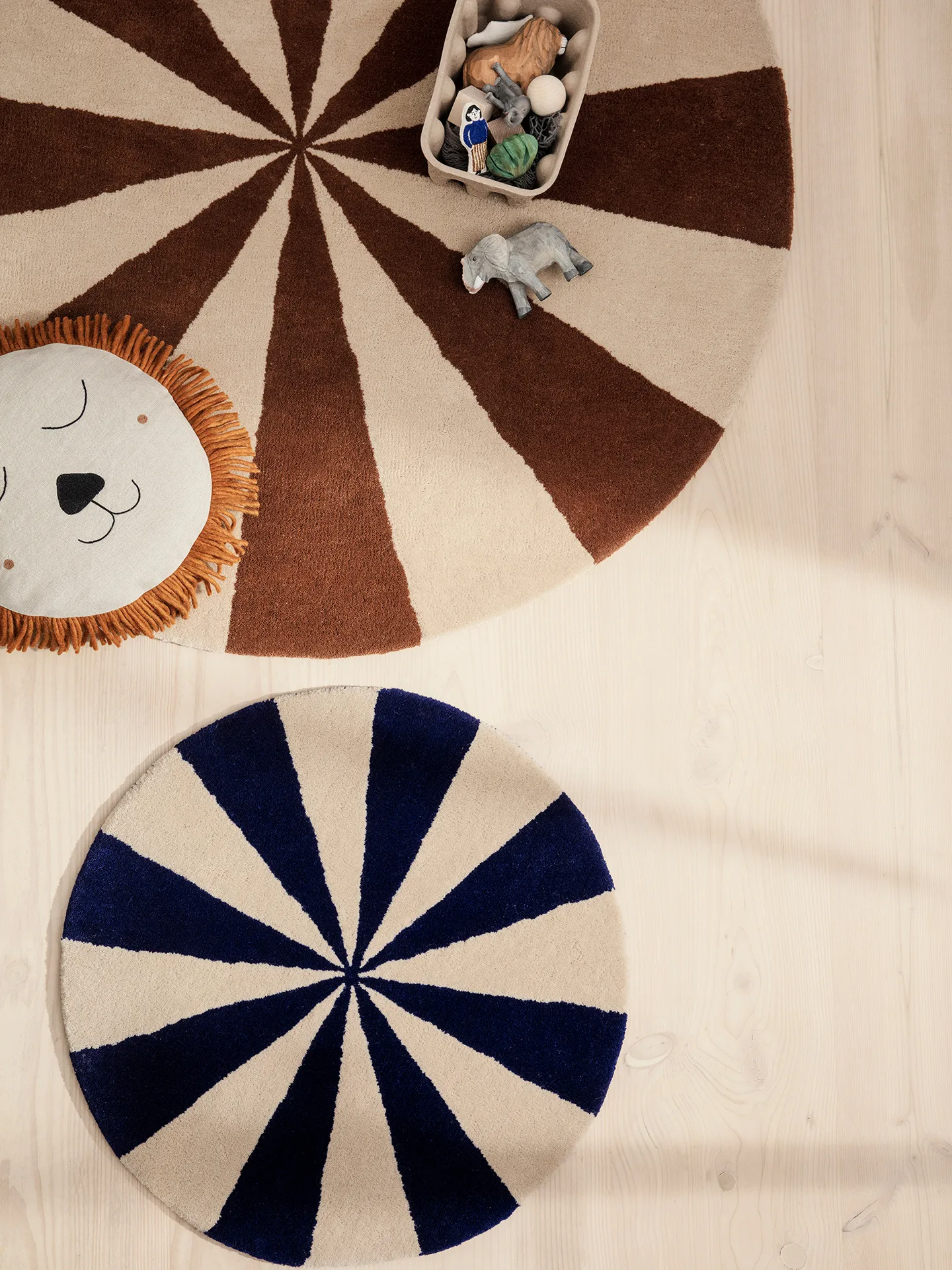 Arch ręcznie tkany dywan Ø70 cm, Bright blue-Off white Ferm Living