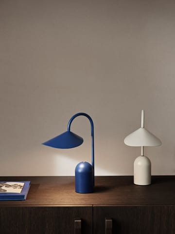 Arum lampa przenośna - Cashmere - ferm LIVING