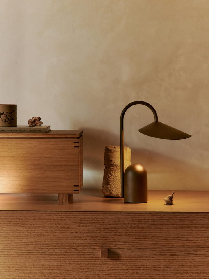 Arum lampa przenośna, Dark Chocolate Ferm Living