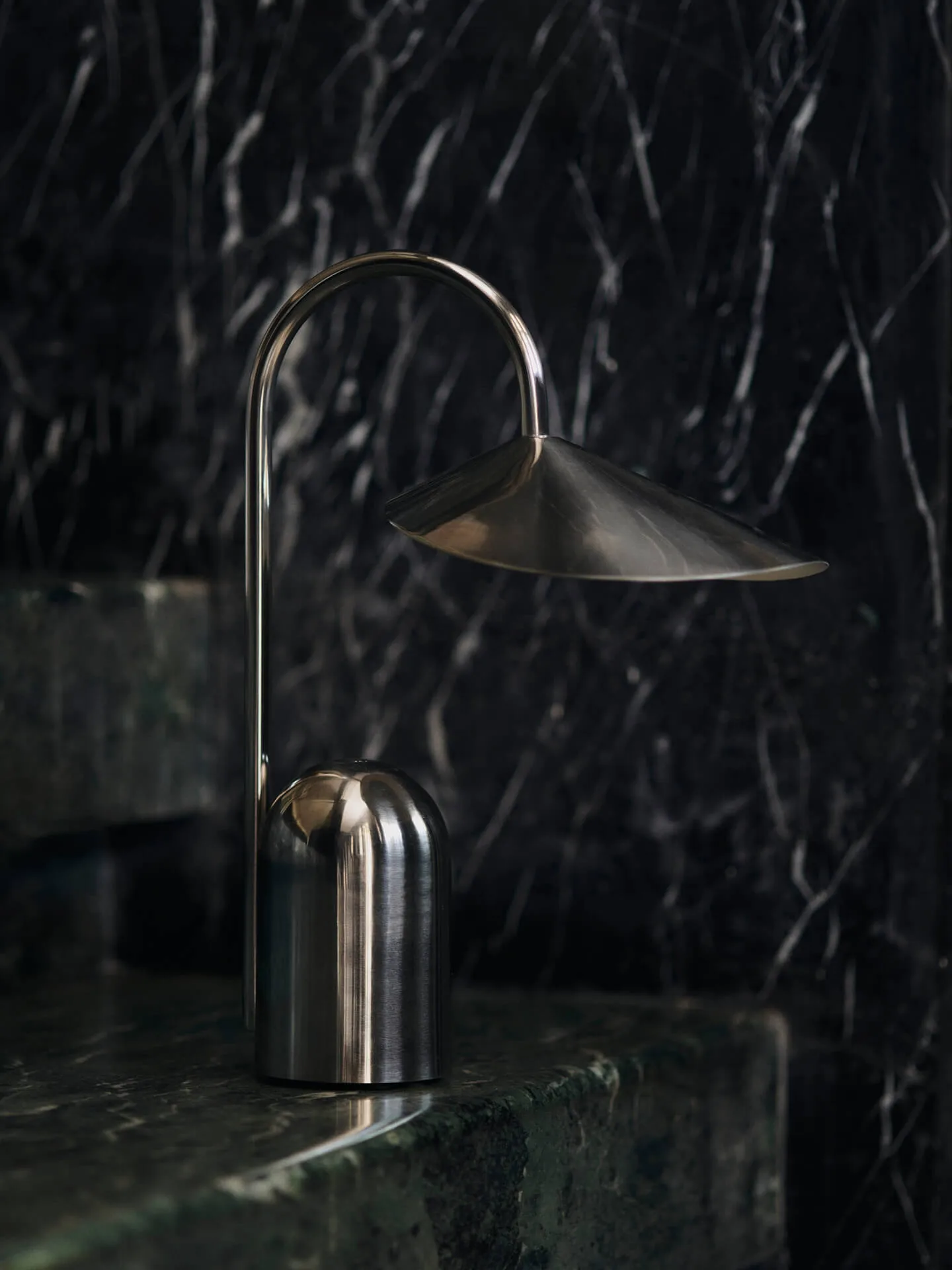 Arum lampa przenośna, Stainless steel Ferm Living