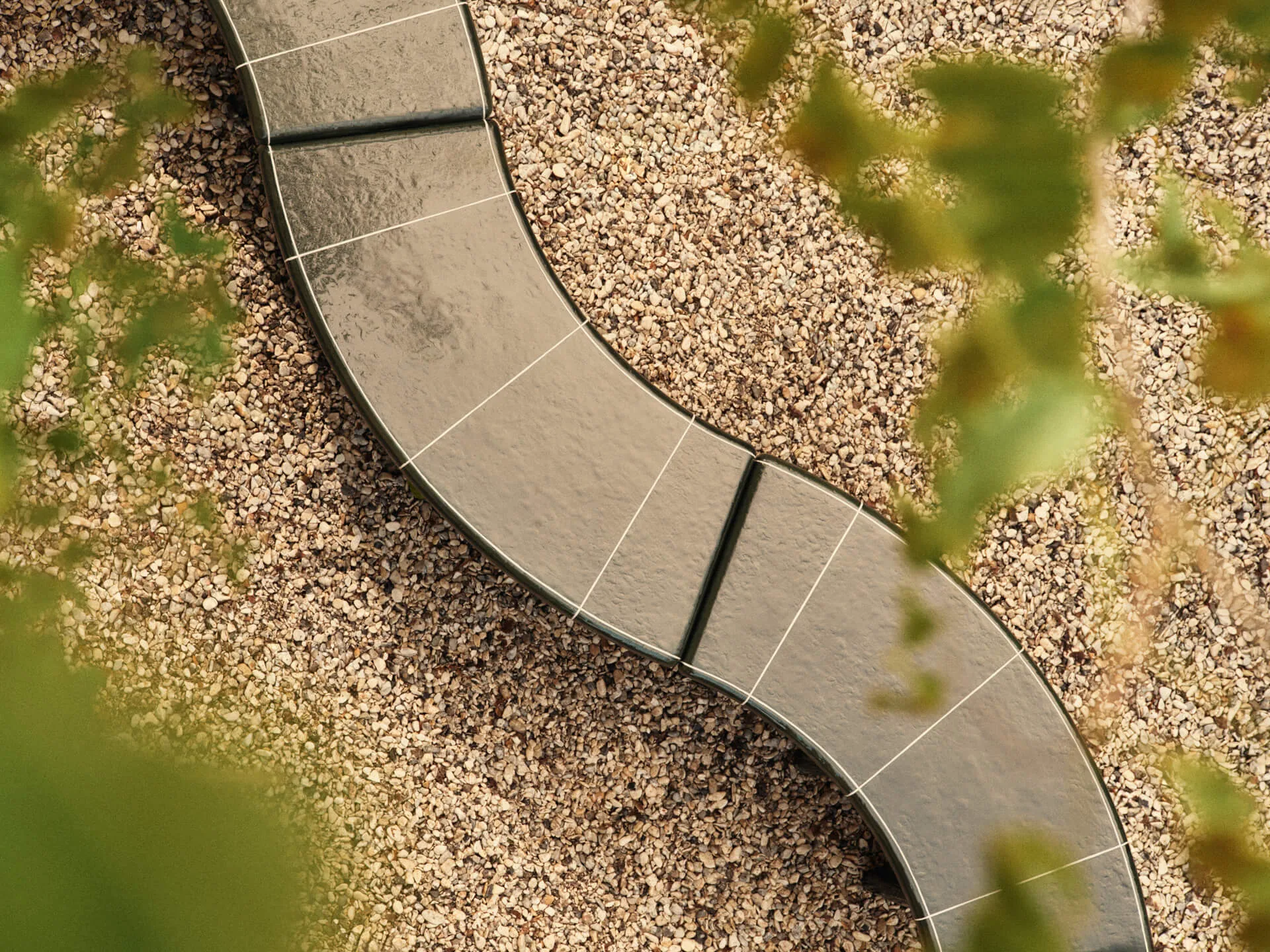 Ławka Deya Curved, Dark green, 110x40x45,5 cm Ferm Living