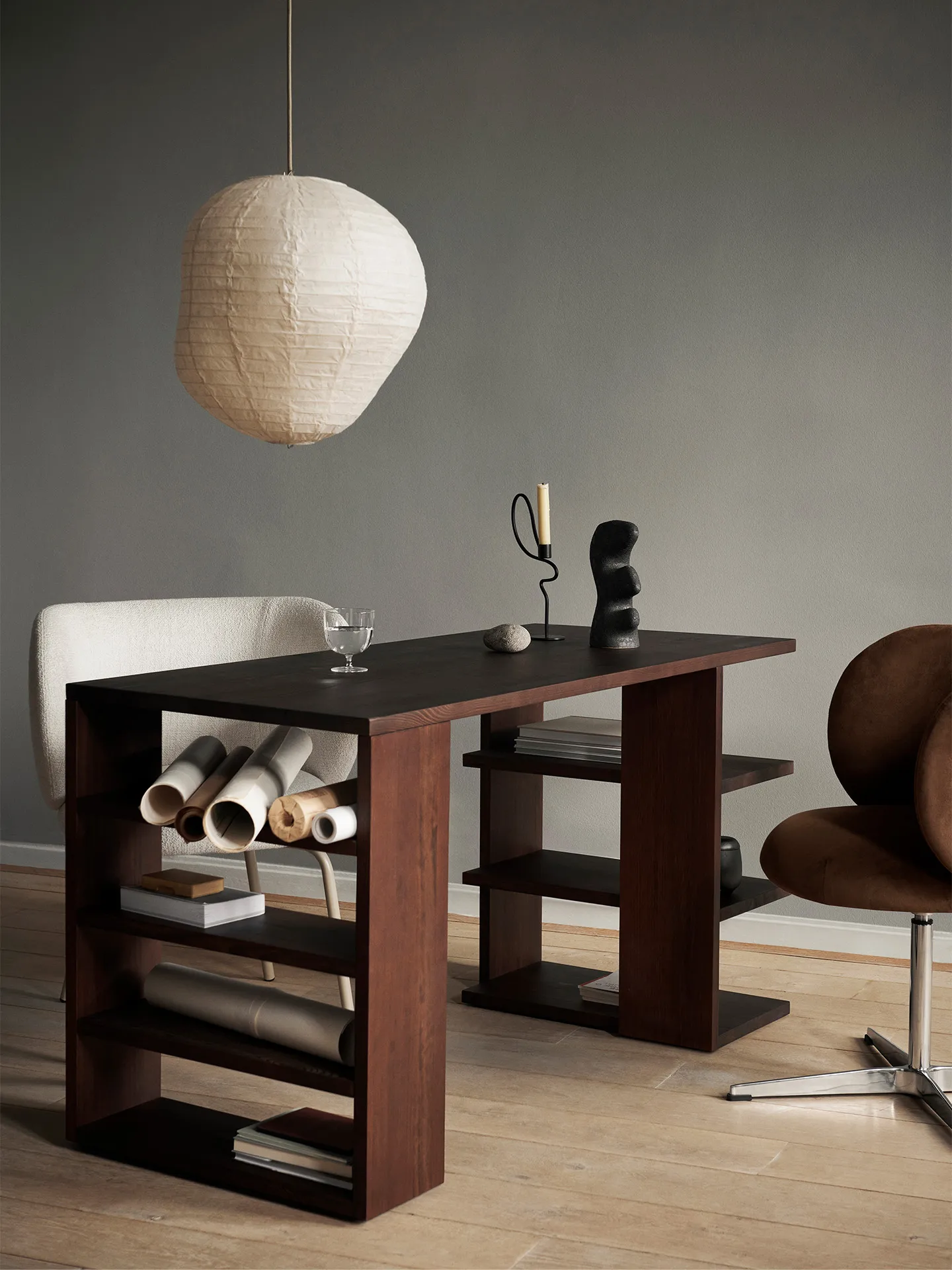 Biurko Edre 137x65x73,5 cm, Ciemno zabarwiona sosna Ferm Living