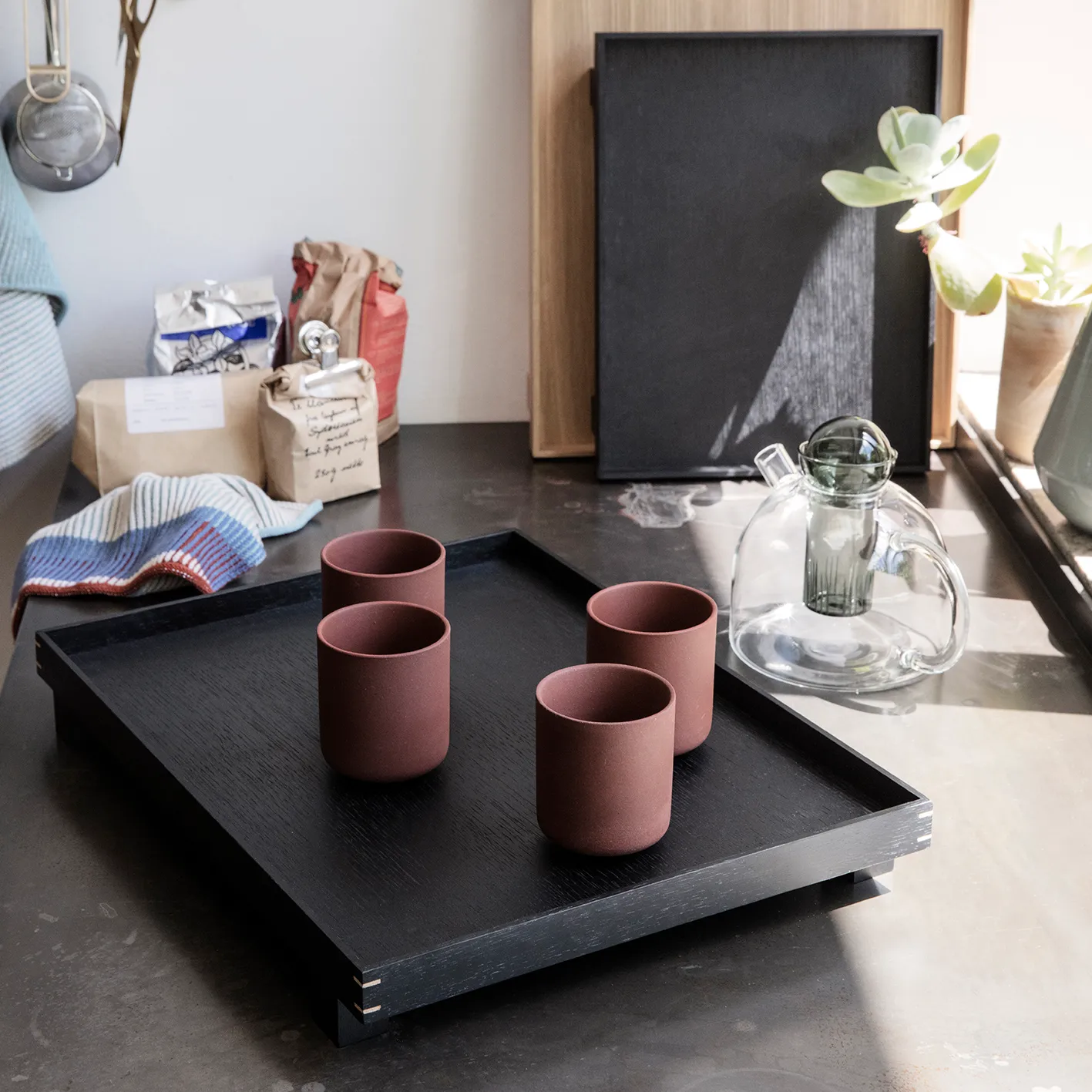 Bon drewniana taca duża, black-stained oak Ferm Living