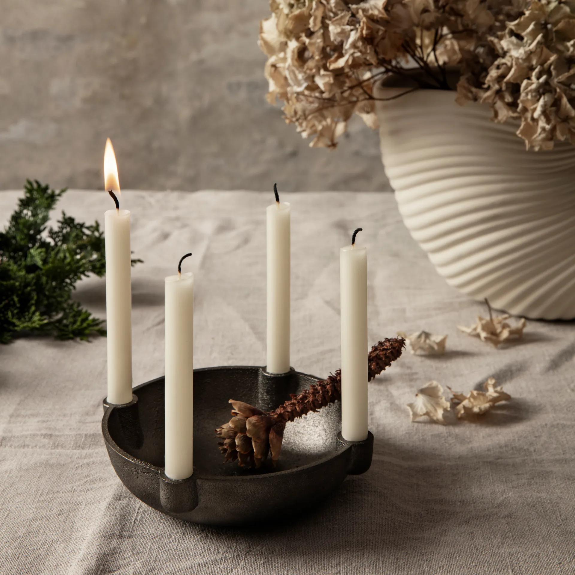 Bowl Mosiężny świecznik adwentowy, Black brass Ferm Living