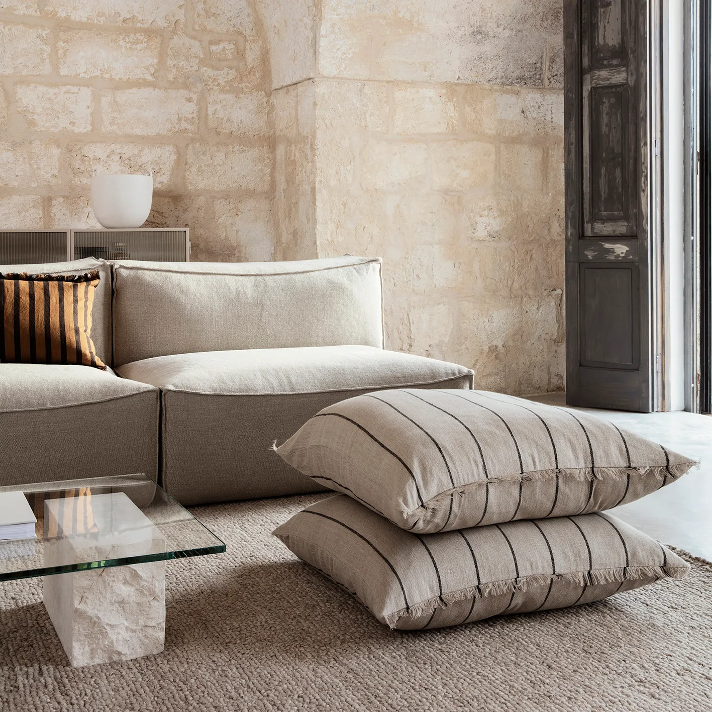 Calm poduszka camel-black, 78x78 cm Ferm Living