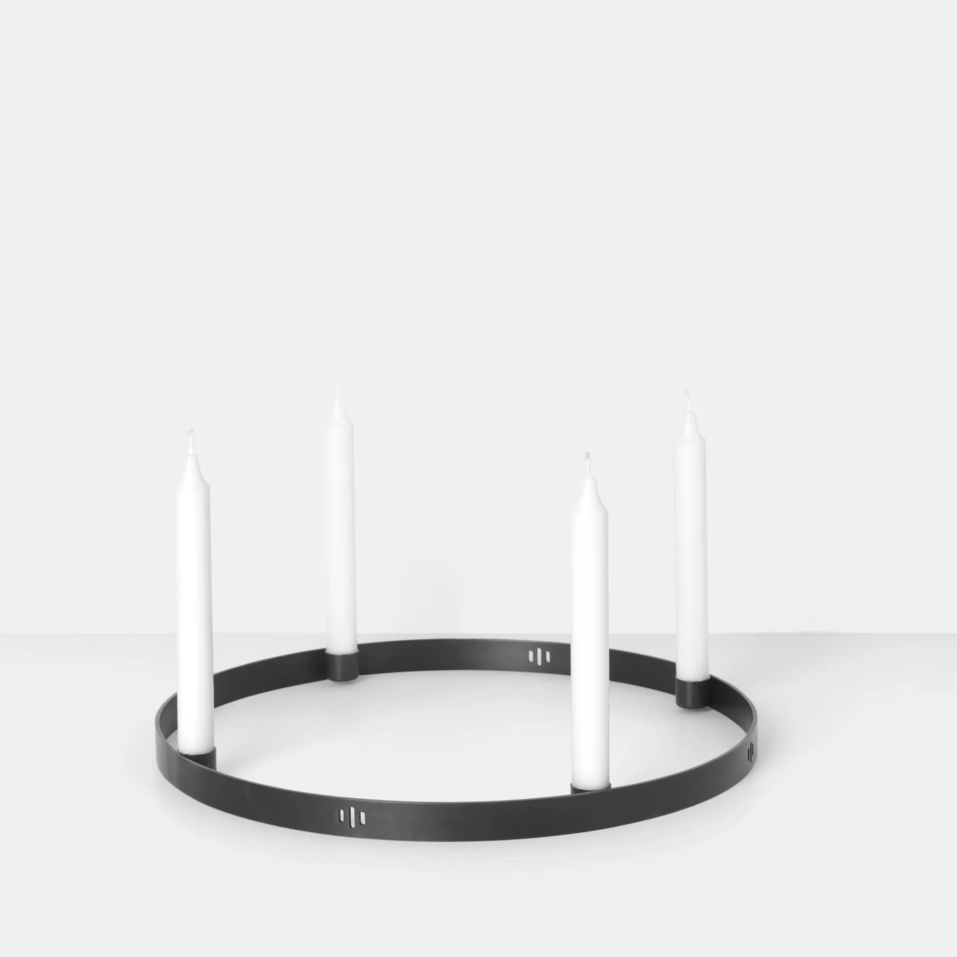 Circle świecznik z czarnego mosiądzu, duże z zawieszeniem Ferm Living