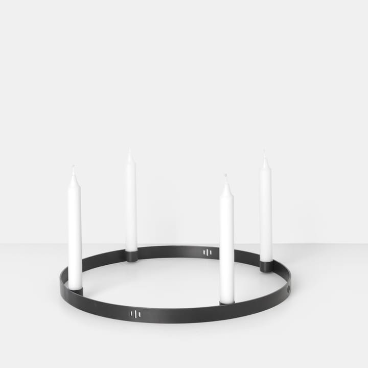 Circle świecznik z czarnego mosiądzu, duże z zawieszeniem Ferm Living