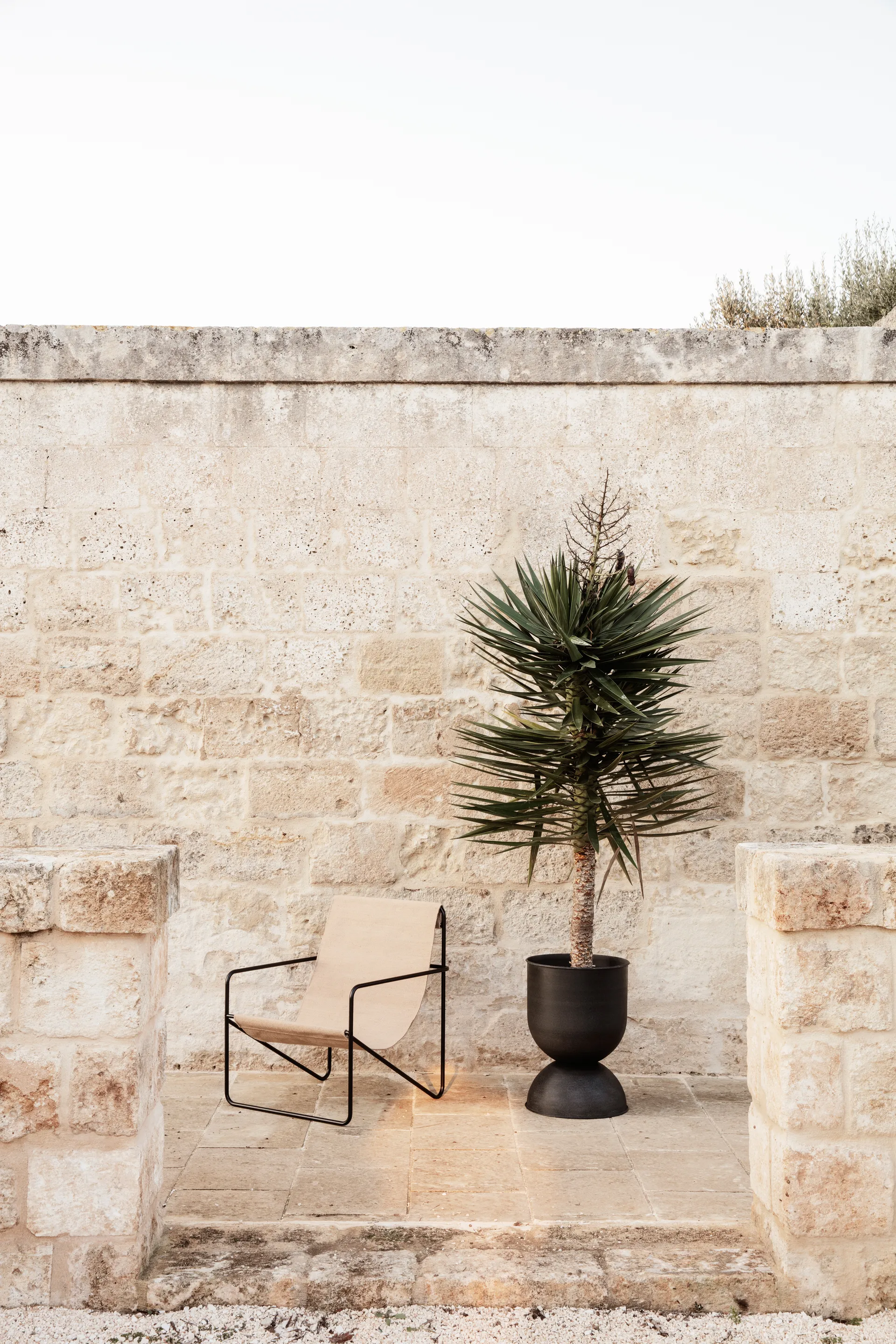 Doniczka Hourglass, średnia Ø40 cm, Czarno-szara Ferm Living