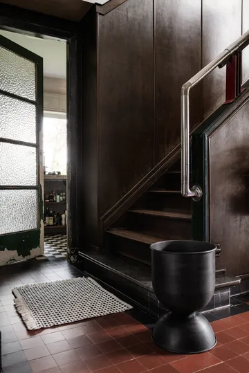 Doniczka Hourglass, średnia Ø40 cm - Czarno-szara - Ferm Living