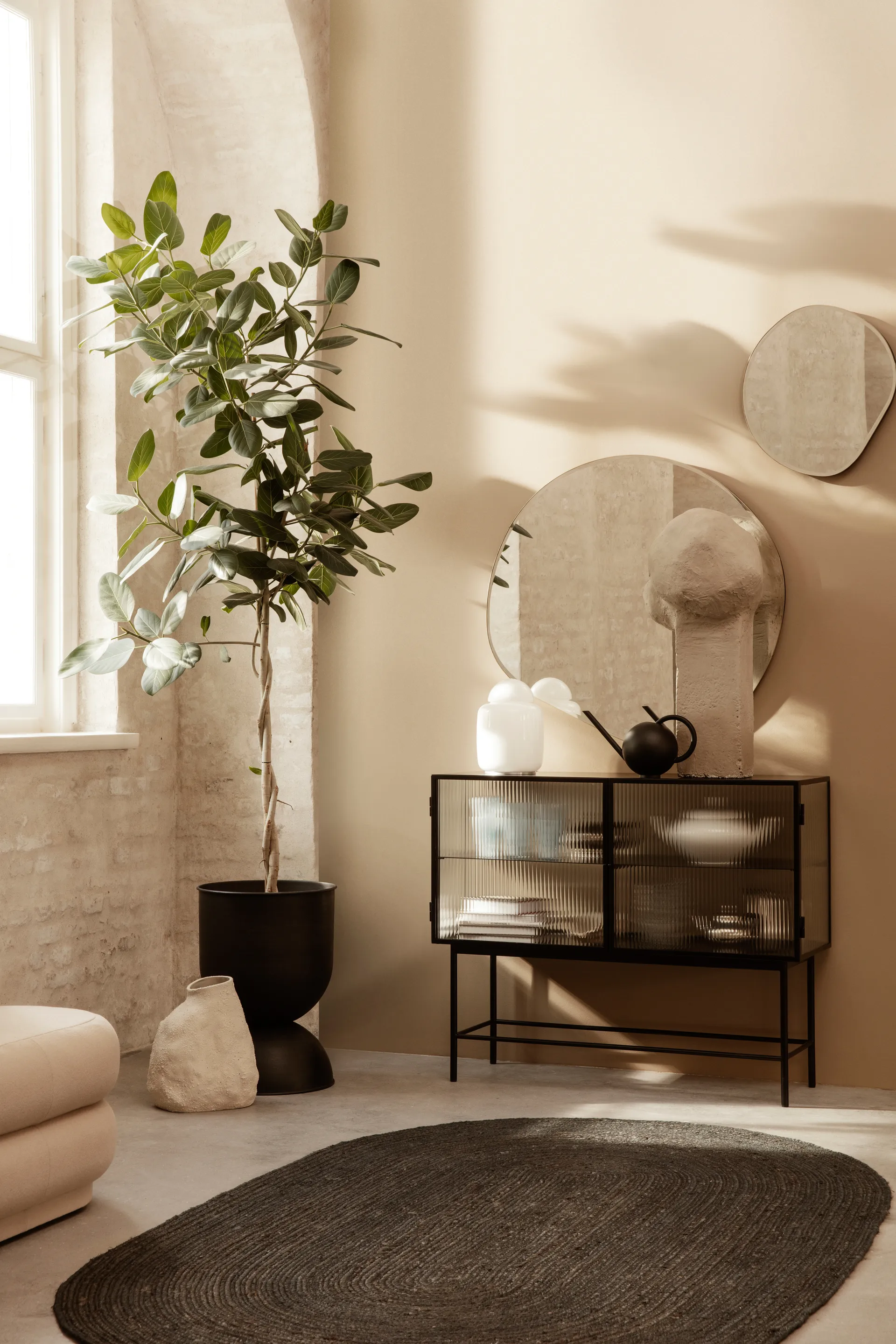 Doniczka Hourglass, średnia Ø41 cm, Czarno-szara Ferm Living