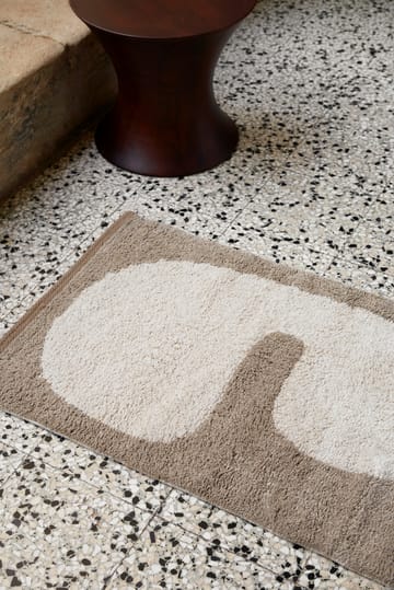 Dywanik łazienkowy Lay 50x70 cm - Dark taupe-złamana biel - Ferm Living