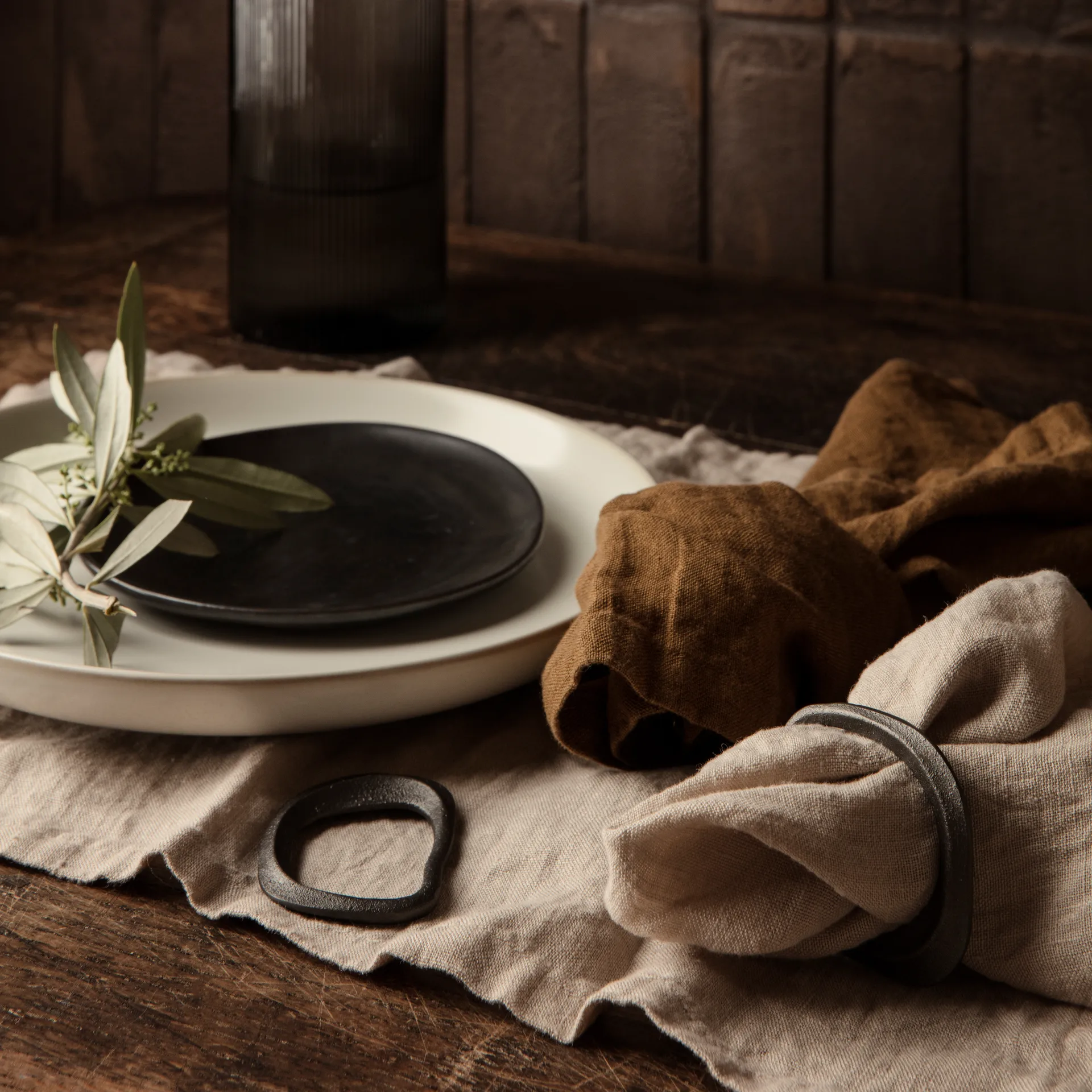 Flow zestaw obrączek na serwetki - 4 szt., black brass Ferm Living