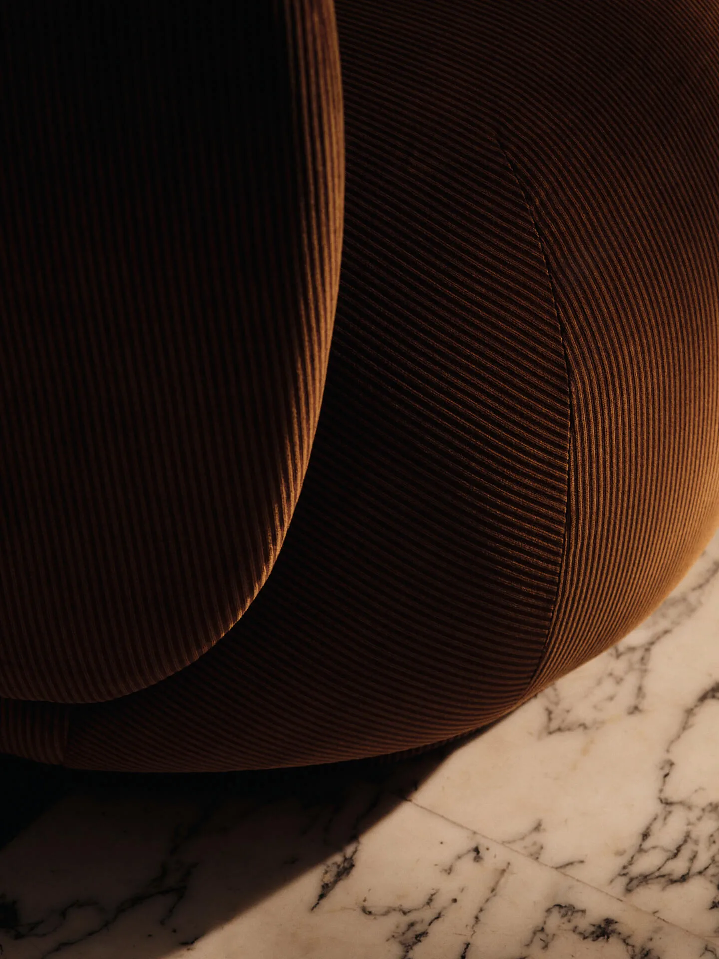 Fotel lounge Rico, Devoré velvet-Rust Ferm Living