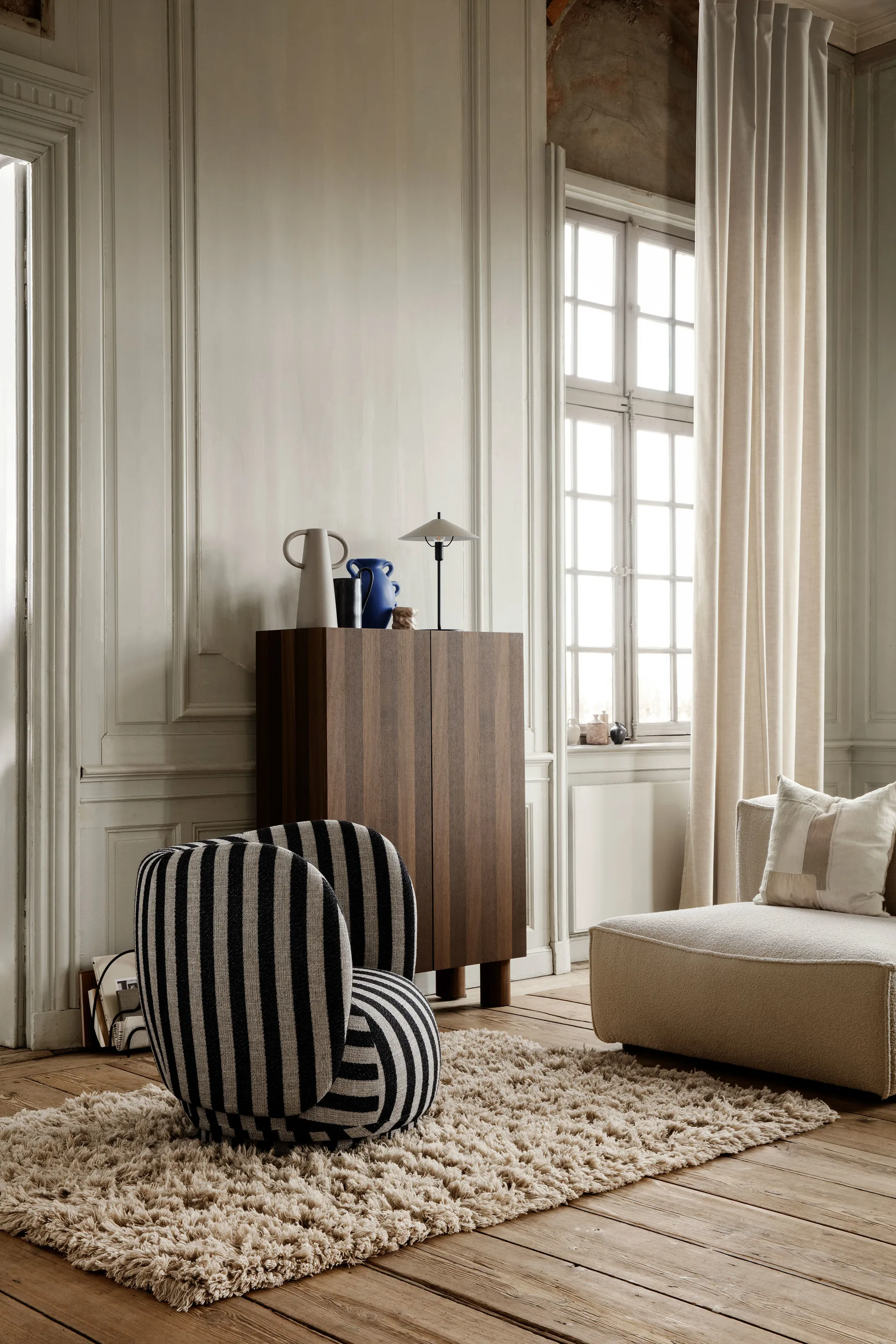 Fotel lounge Rico, Louisiana sand black Ferm Living