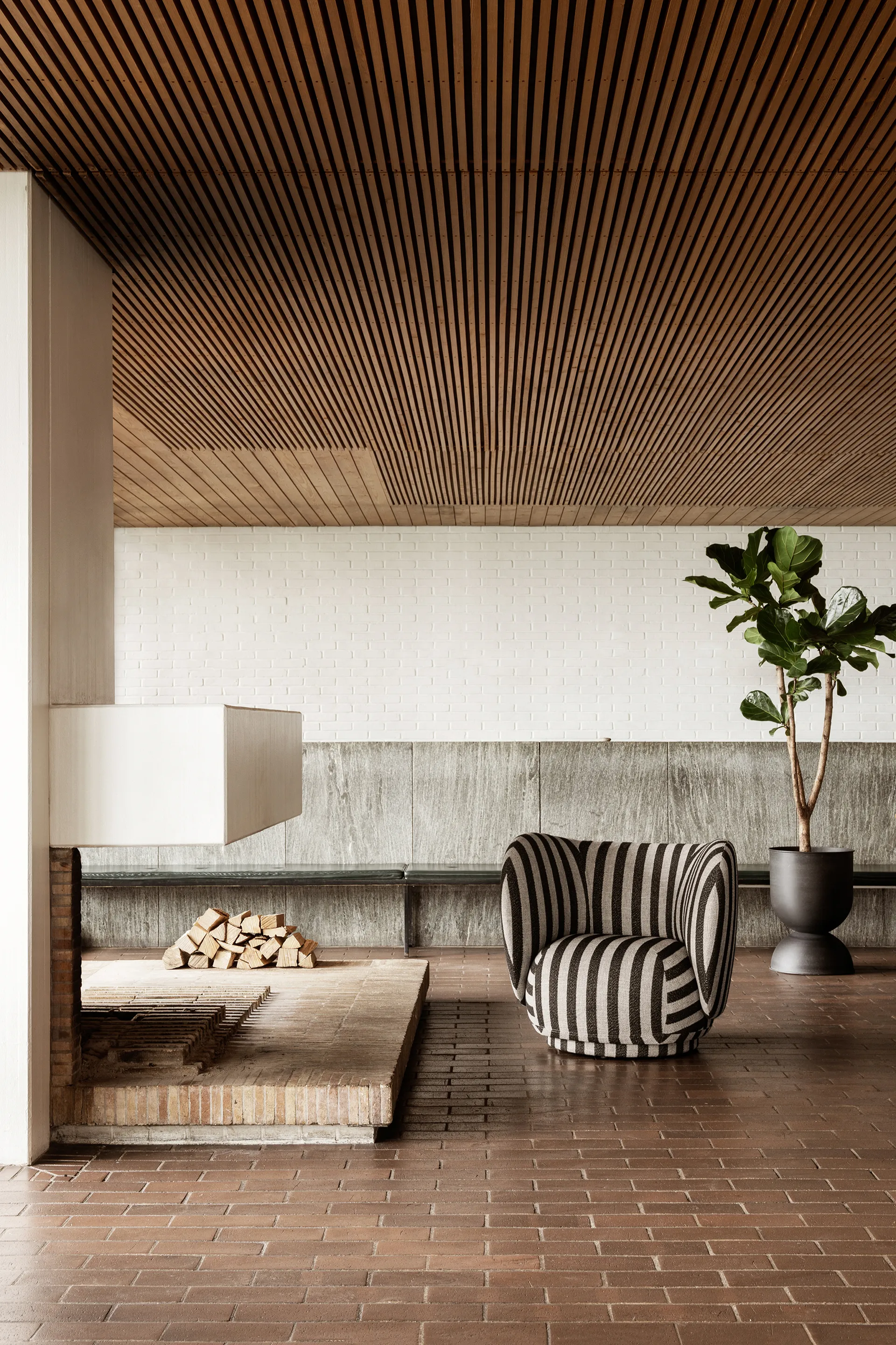 Fotel lounge Rico, Louisiana sand black Ferm Living