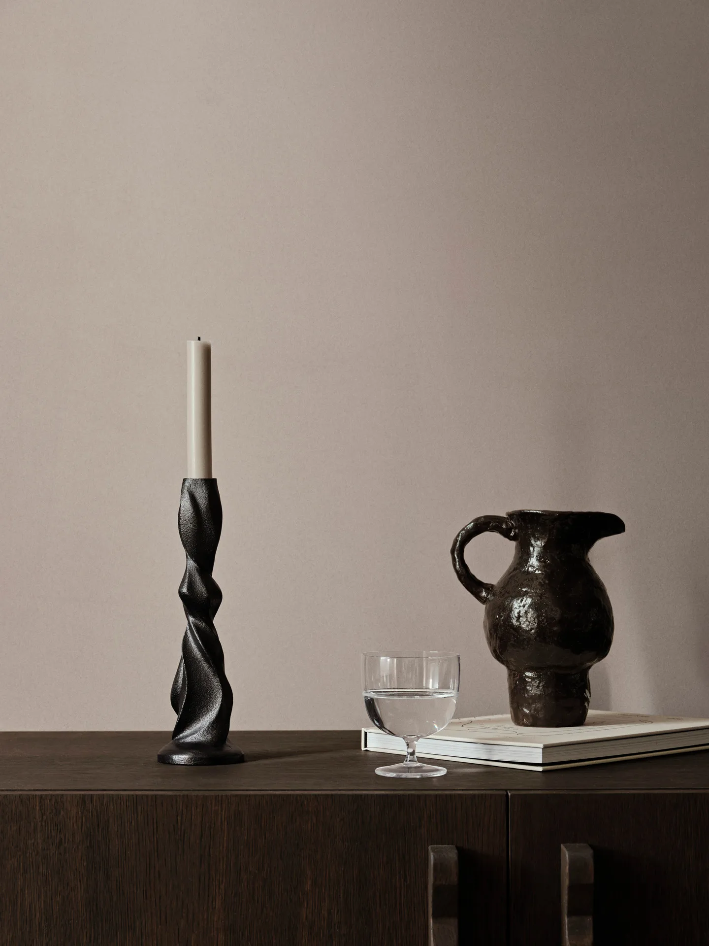 Gale świecznik 25 cm, Blackened Aluminium Ferm Living