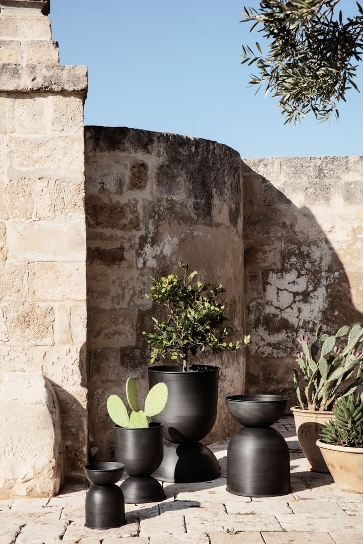 Hourglass doniczka, duża Ø50 cm, Black-dark grey Ferm Living