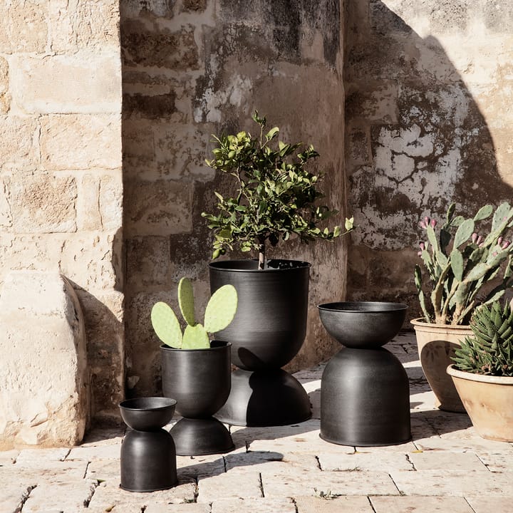 Hourglass doniczka extra small Ø21 cm, Black-dark grey Ferm Living