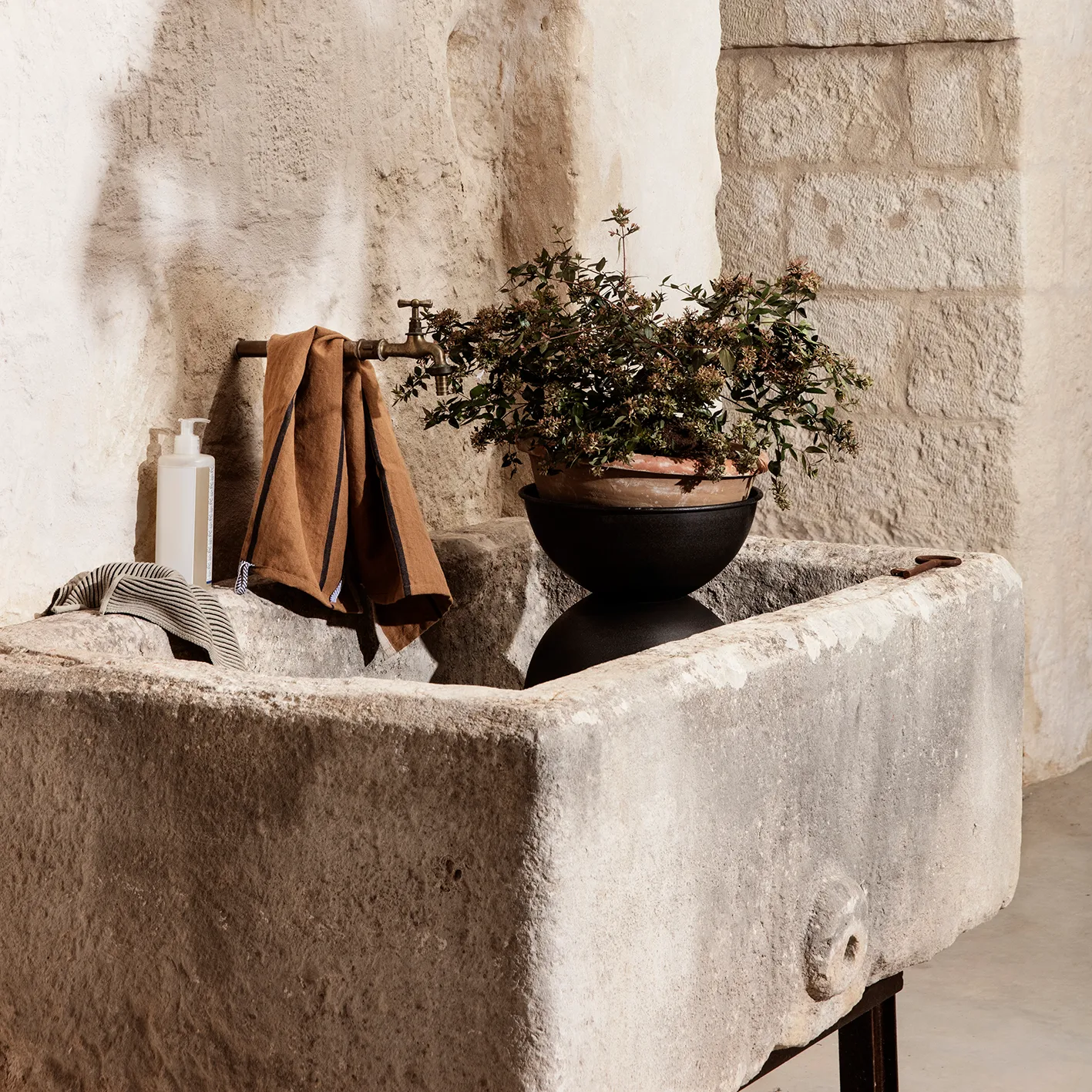 Hourglass doniczka extra small Ø21 cm, Black-dark grey Ferm Living