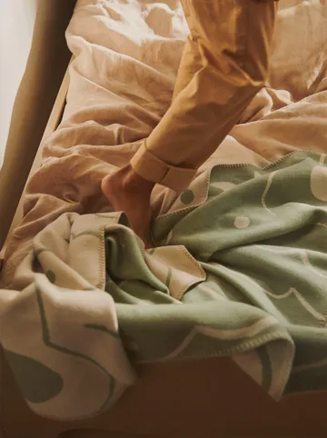 Koc Skye - Tea green-parchment, 80x120 cm - Ferm Living