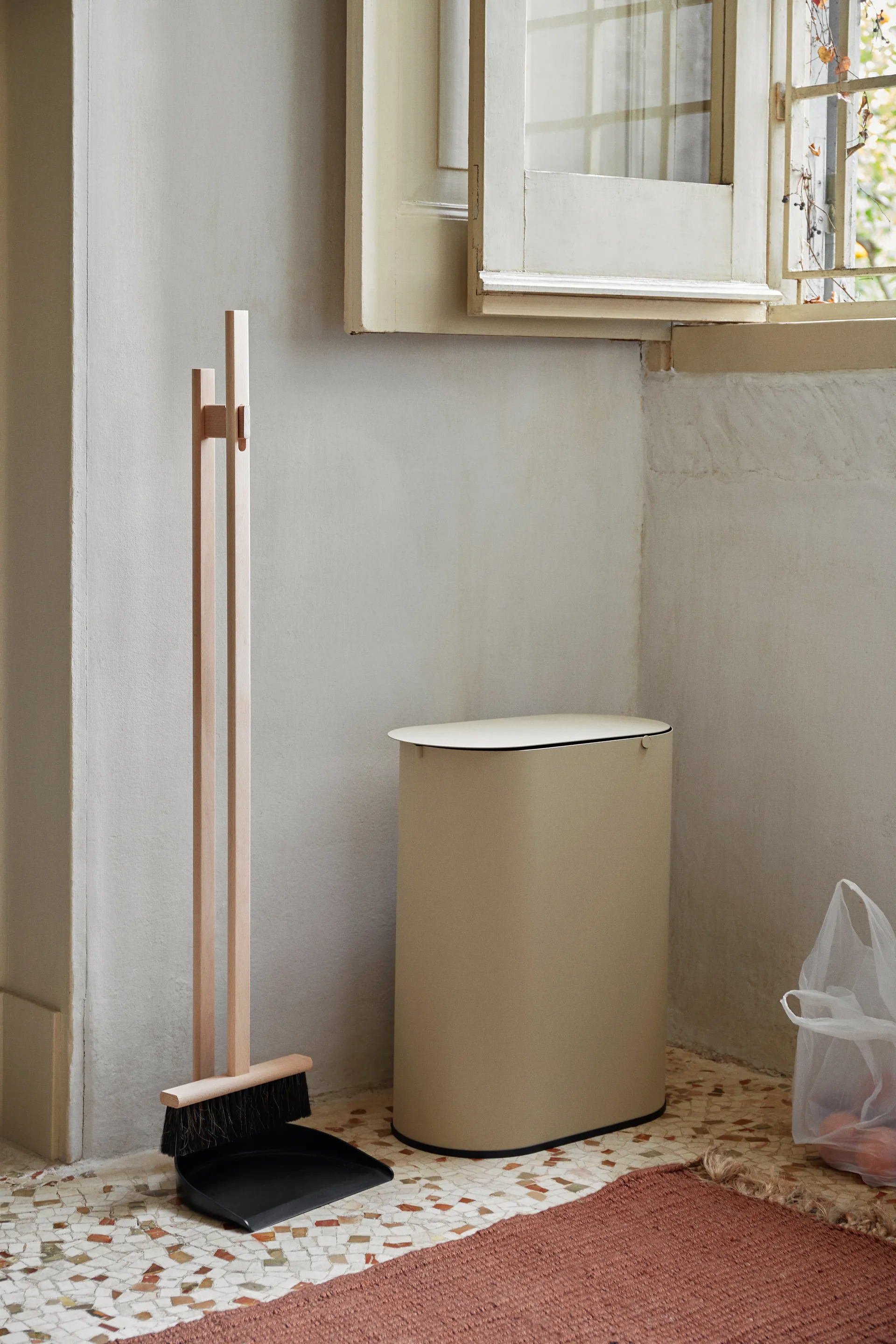 Kosz na odpady Enkel medium, Cashmere Ferm Living