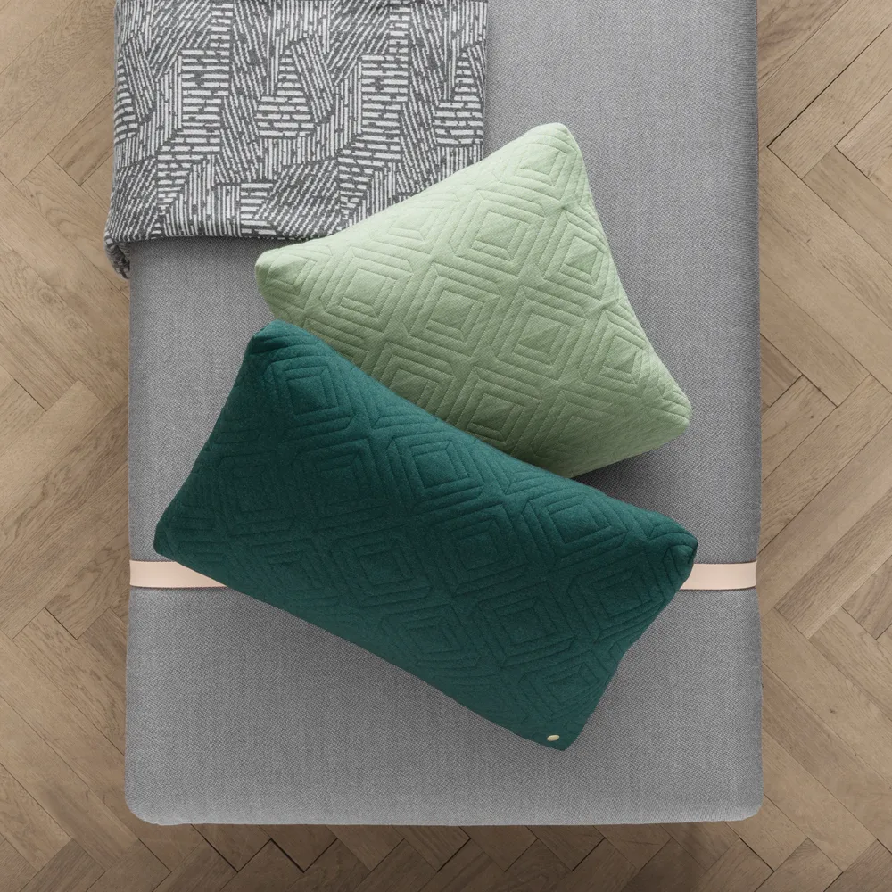 Kozetka Turn, tkanina fiord by kvadrat rust, czarny stativ Ferm Living