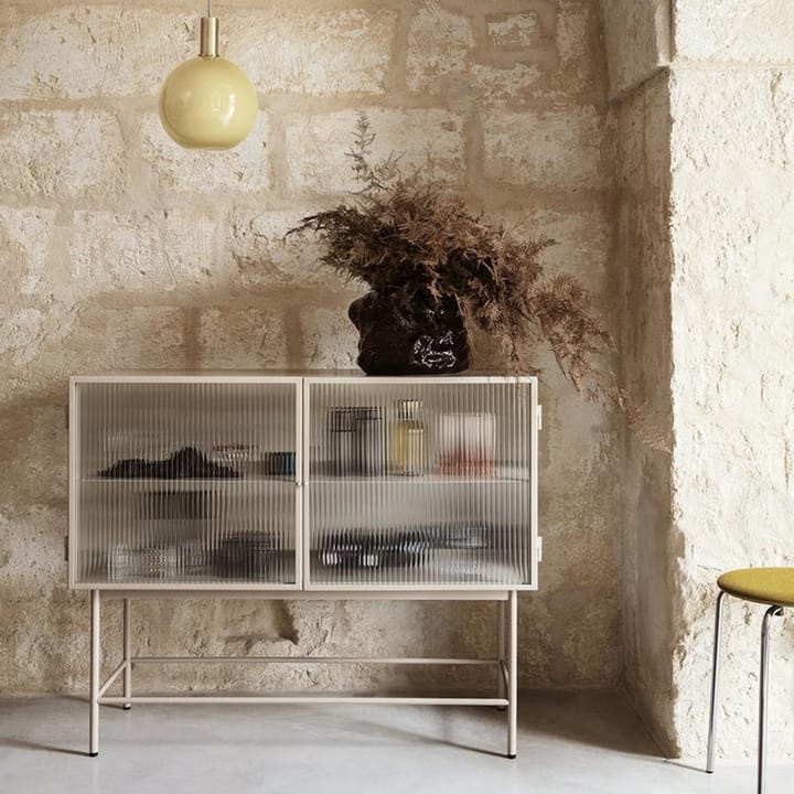 Kredens Haze, cashmere, faliste szkło Ferm Living