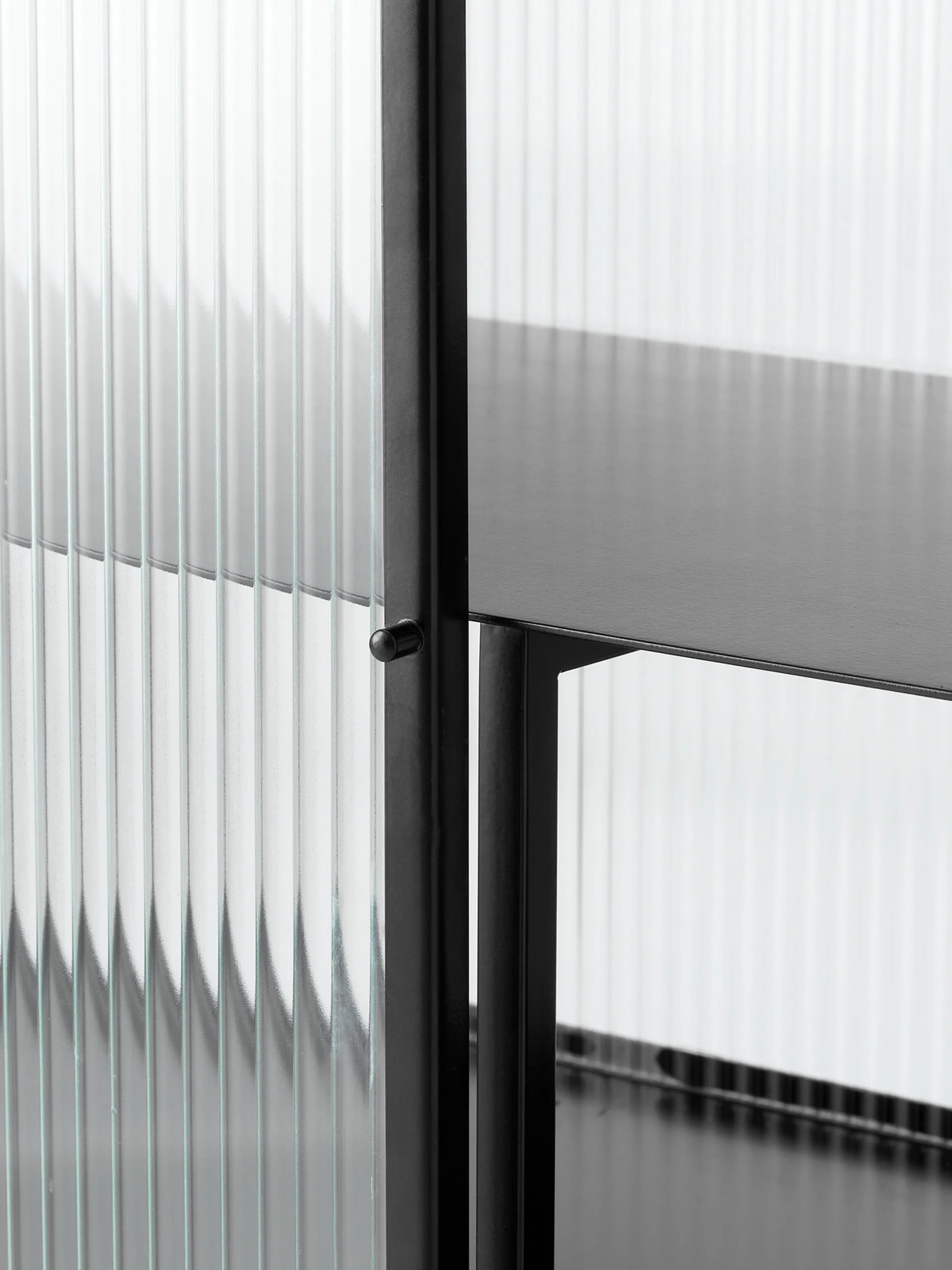 Kredens Haze, Czarny-szkło falowane Ferm Living