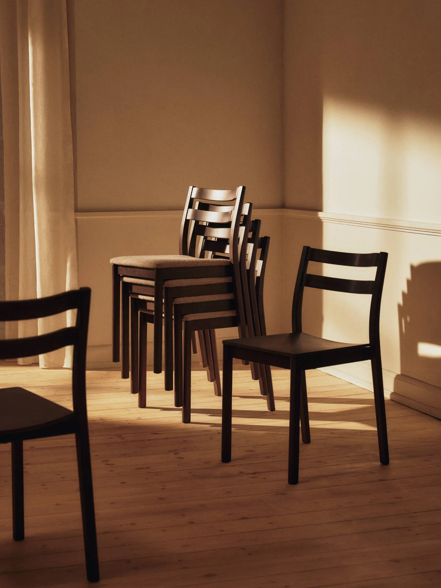 Krzesło Boda, Dąb bejcowany na ciemno Ferm Living