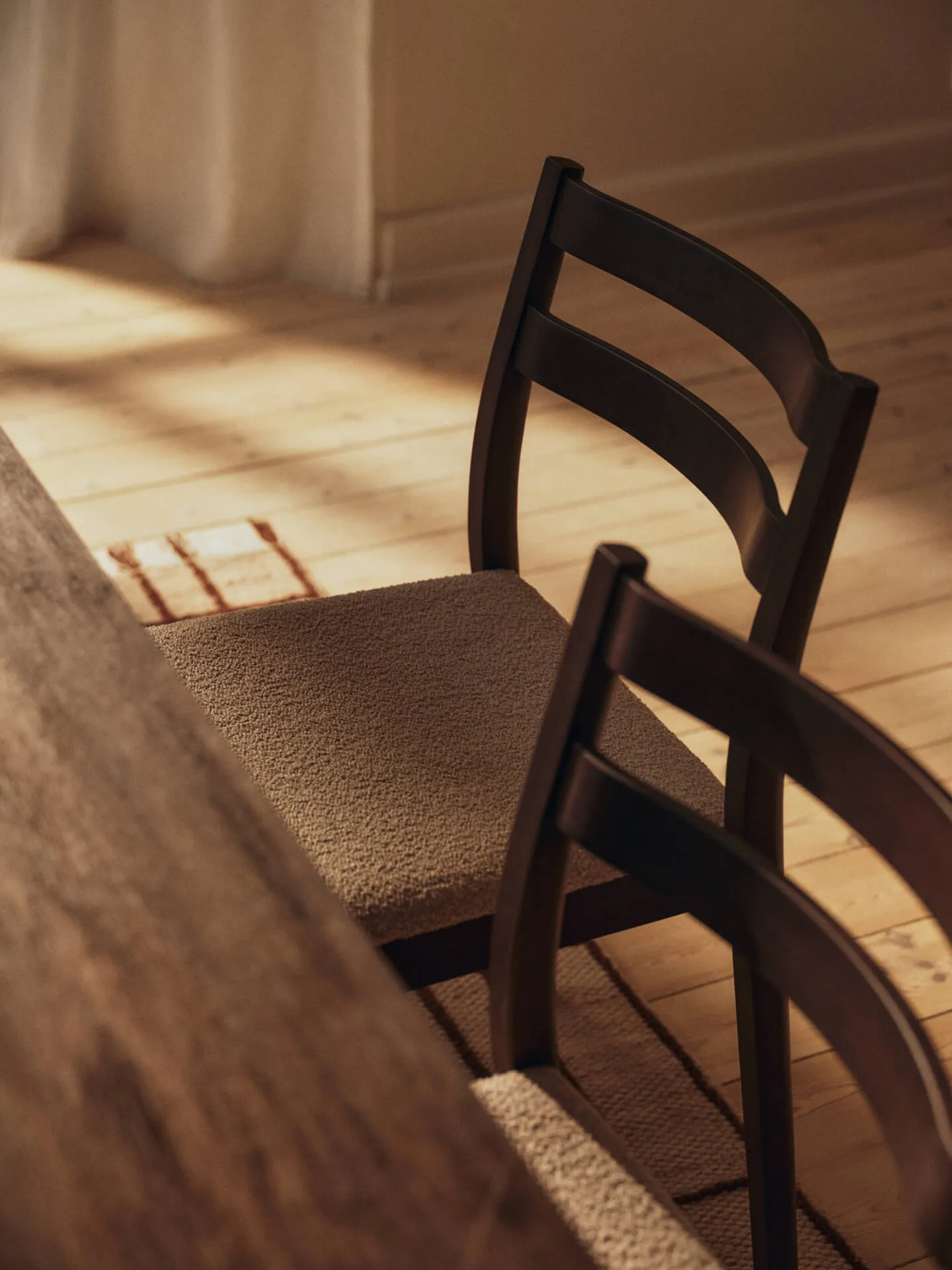 Krzesło Boda, Tapicerowane siedzisko soft bouclé, ciemno bejcowany buk-natural Ferm Living