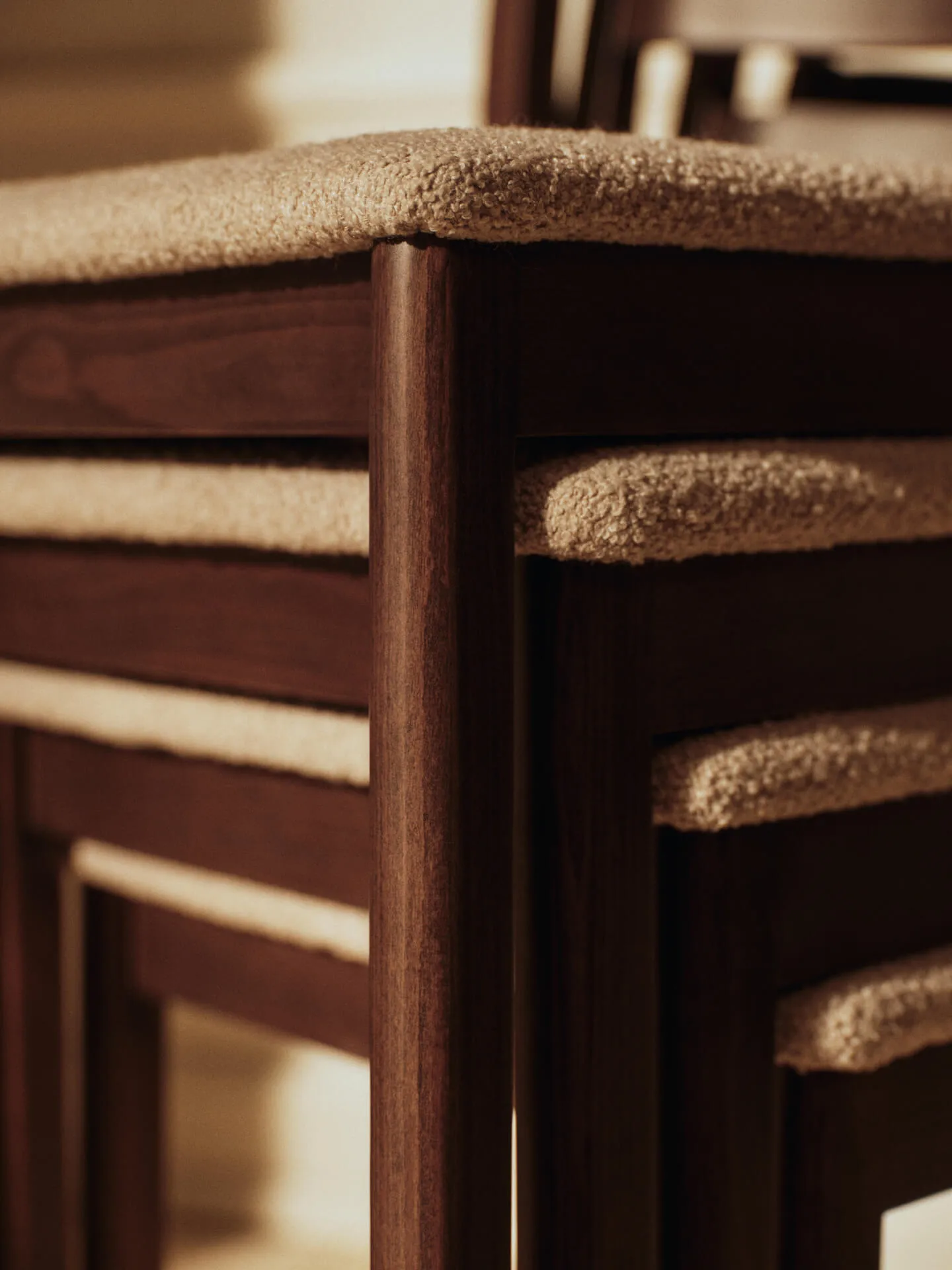 Krzesło Boda, Tapicerowane siedzisko soft bouclé, ciemno bejcowany buk-natural Ferm Living