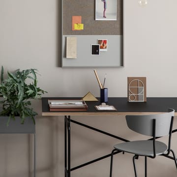 Krzesło Herman - walnut, czarny stalowy stojak - Ferm Living