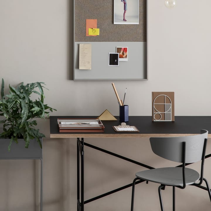Krzesło Herman, walnut, czarny stalowy stojak Ferm Living