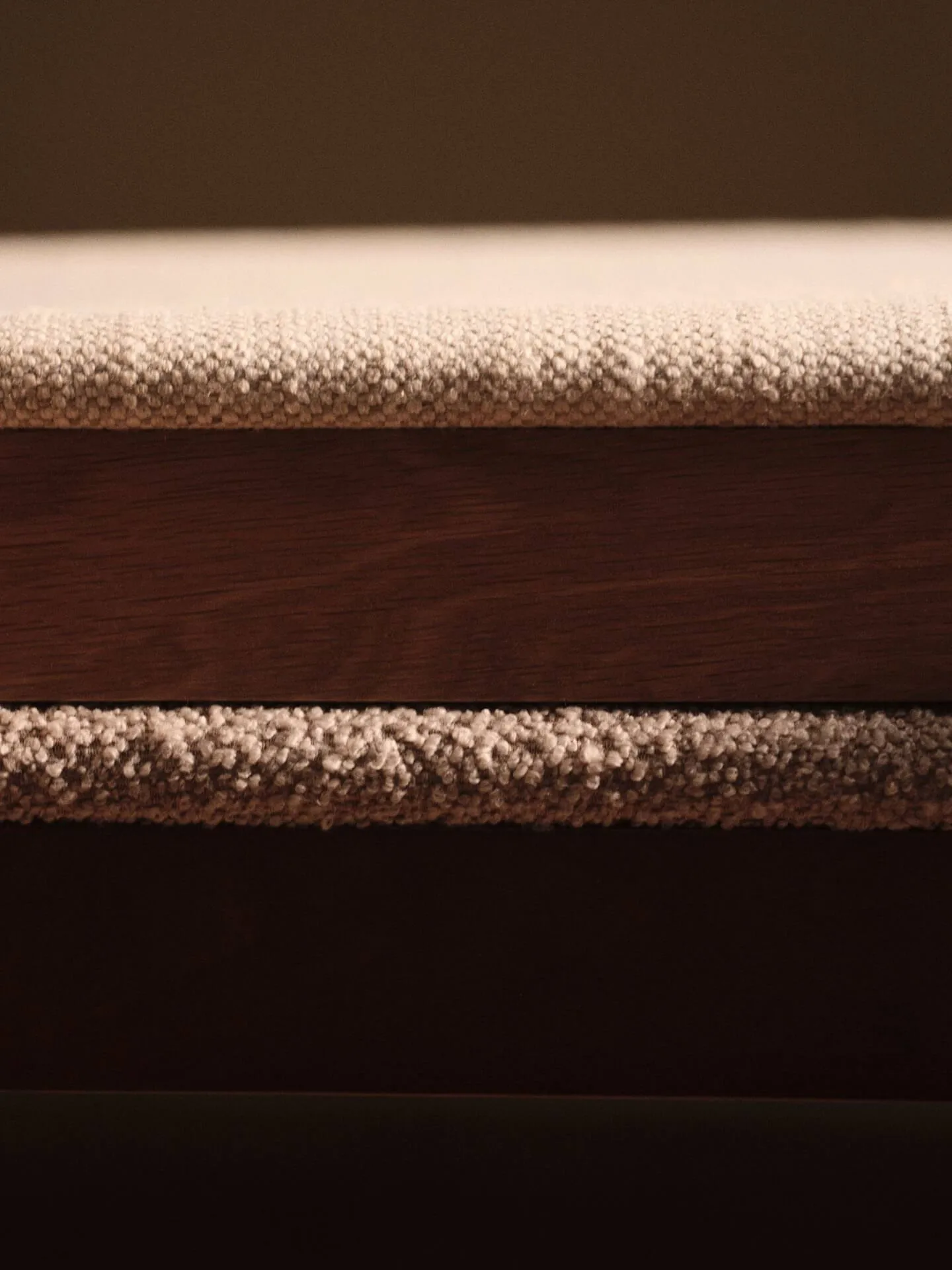 Krzesło z podłokietnikami Boda, Tapicerowane siedzisko, natural oak-off-white Ferm Living