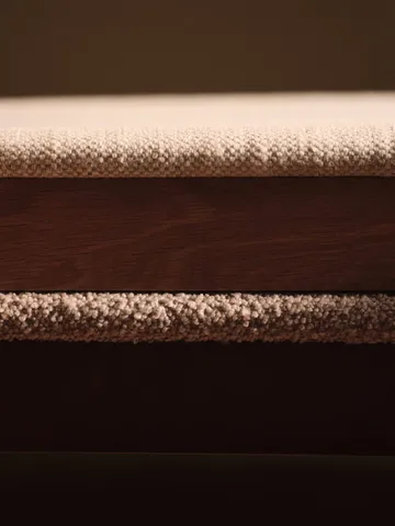 Krzesło z podłokietnikami Boda - Tapicerowane siedzisko, natural oak-off-white - Ferm Living