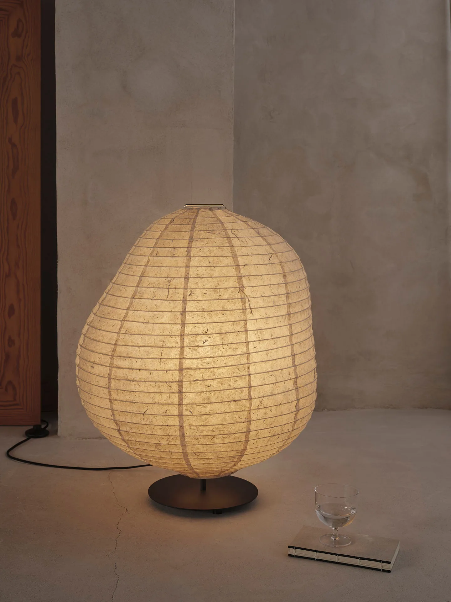 Lampa podłogowa Kurbis low, Natural-black Ferm Living