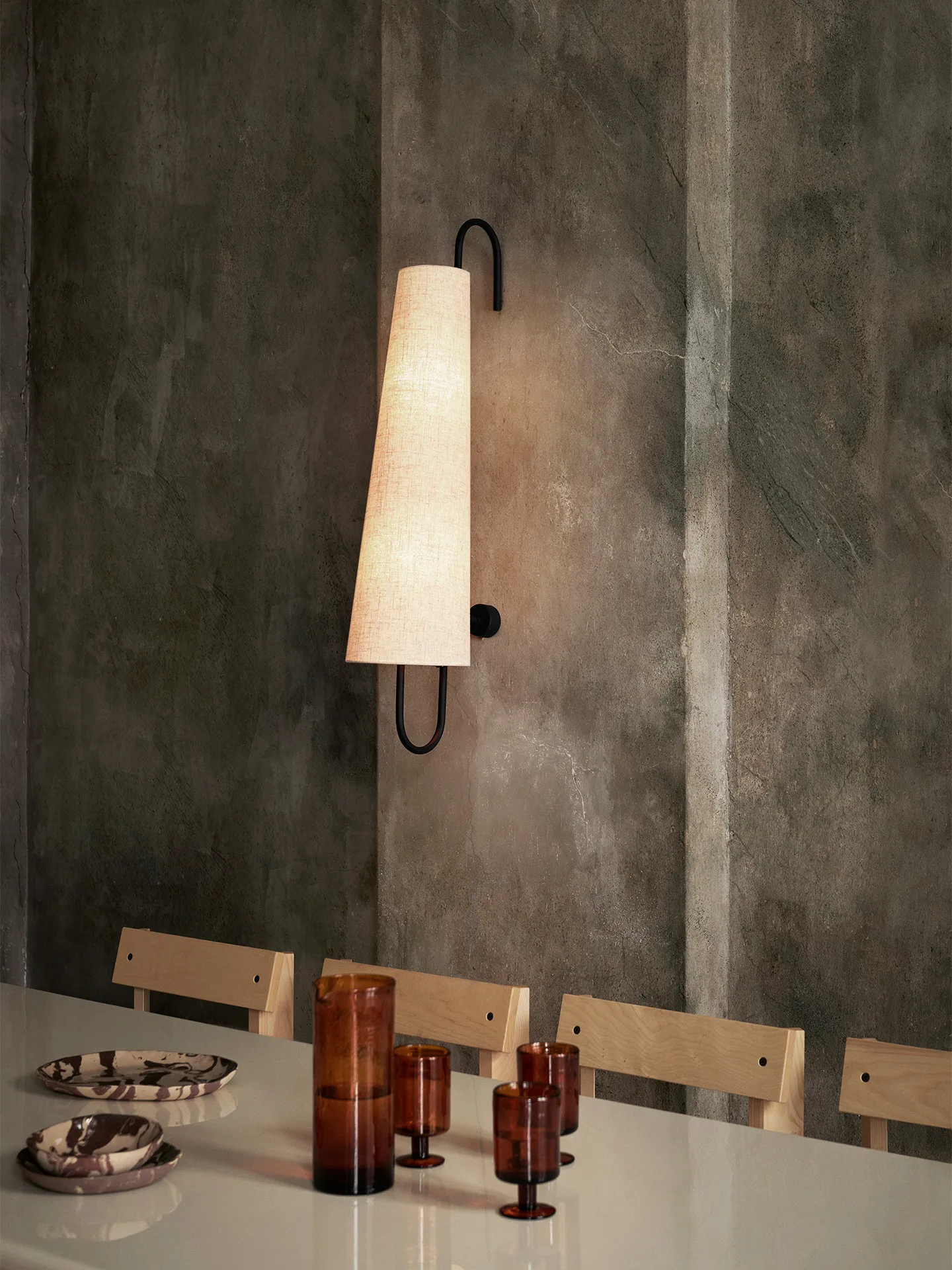 Lampa ścienna Ancora, Czarny-Naturalny Ferm Living