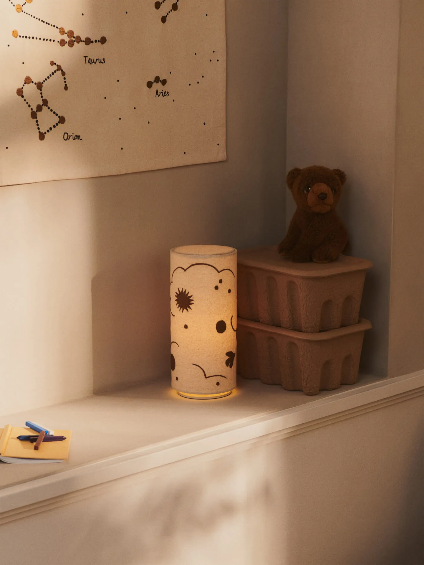 Lampa stołowa Skye, Natural-bronze Ferm Living