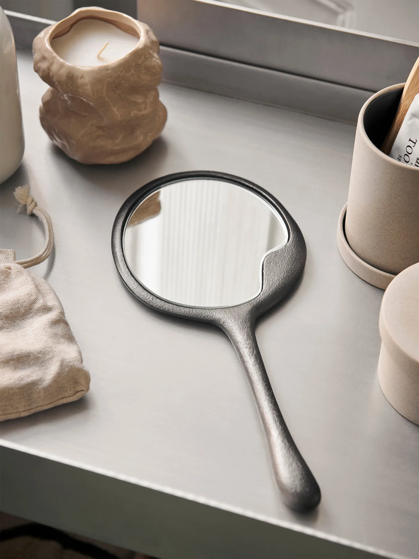Lava lusterko pordęczne, Czarniony aluminium Ferm Living