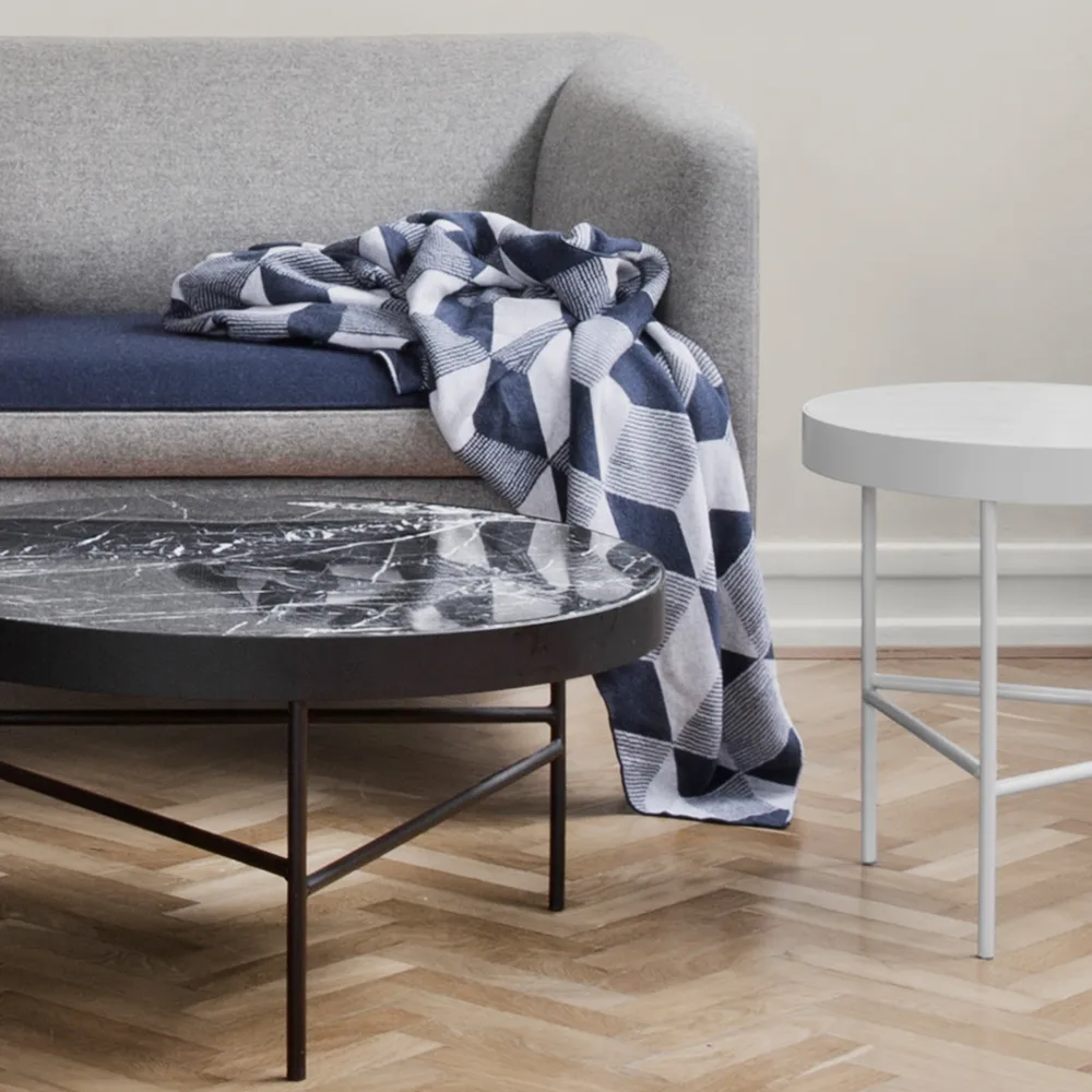 Marble Table słolik kawowy, marmur czarny, medium, czarna podstawka Ferm Living