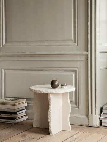 Mineral Sculptural stolik Ø52 cm - Bianco Curia - Ferm Living
