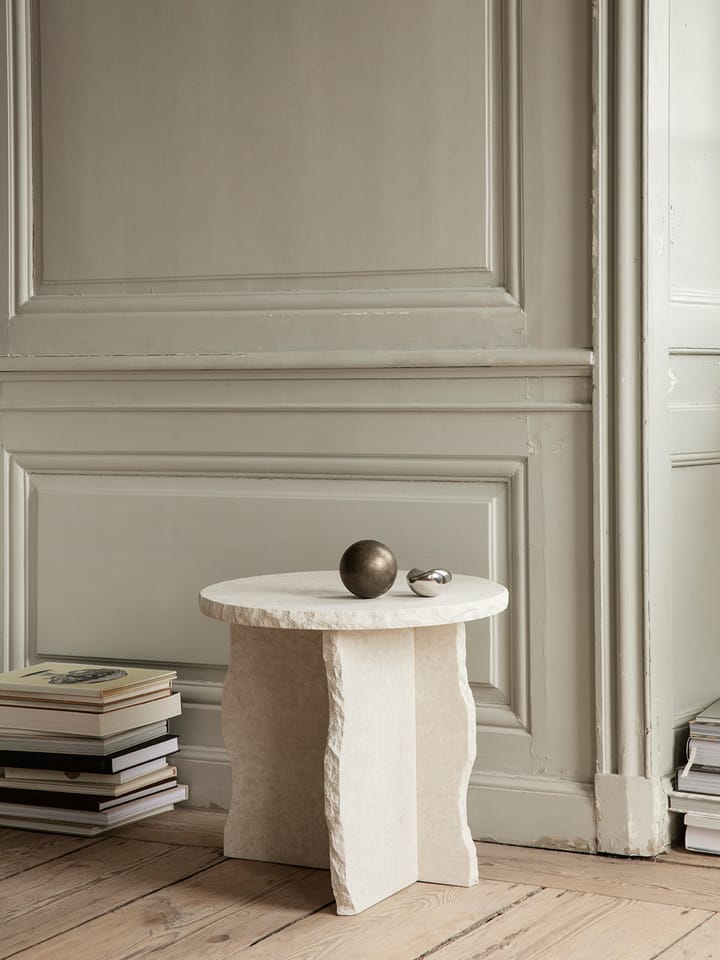 Mineral Sculptural stolik Ø52 cm, Bianco Curia Ferm Living