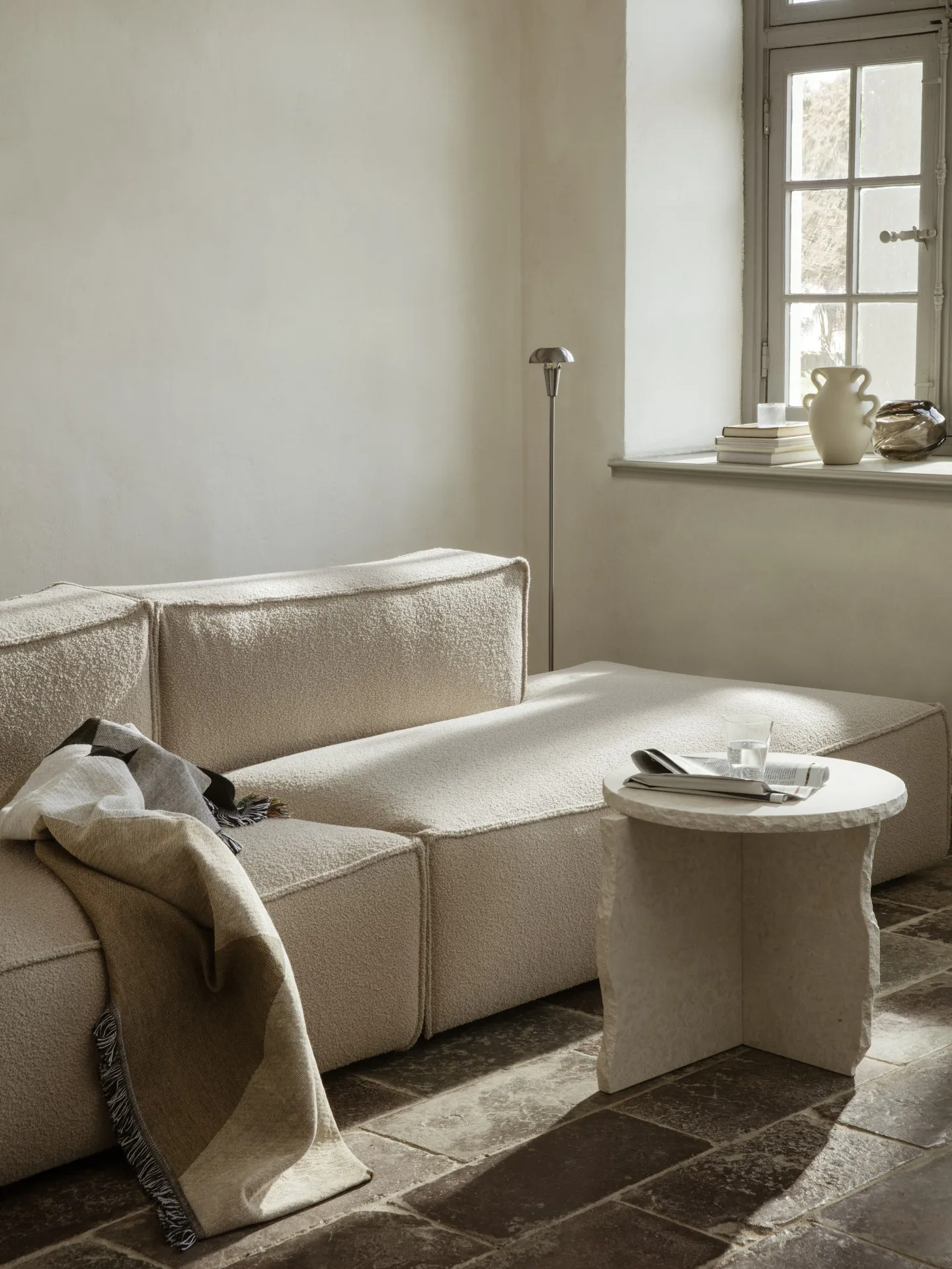 Mineral Sculptural stolik Ø52 cm, Bianco Curia Ferm Living