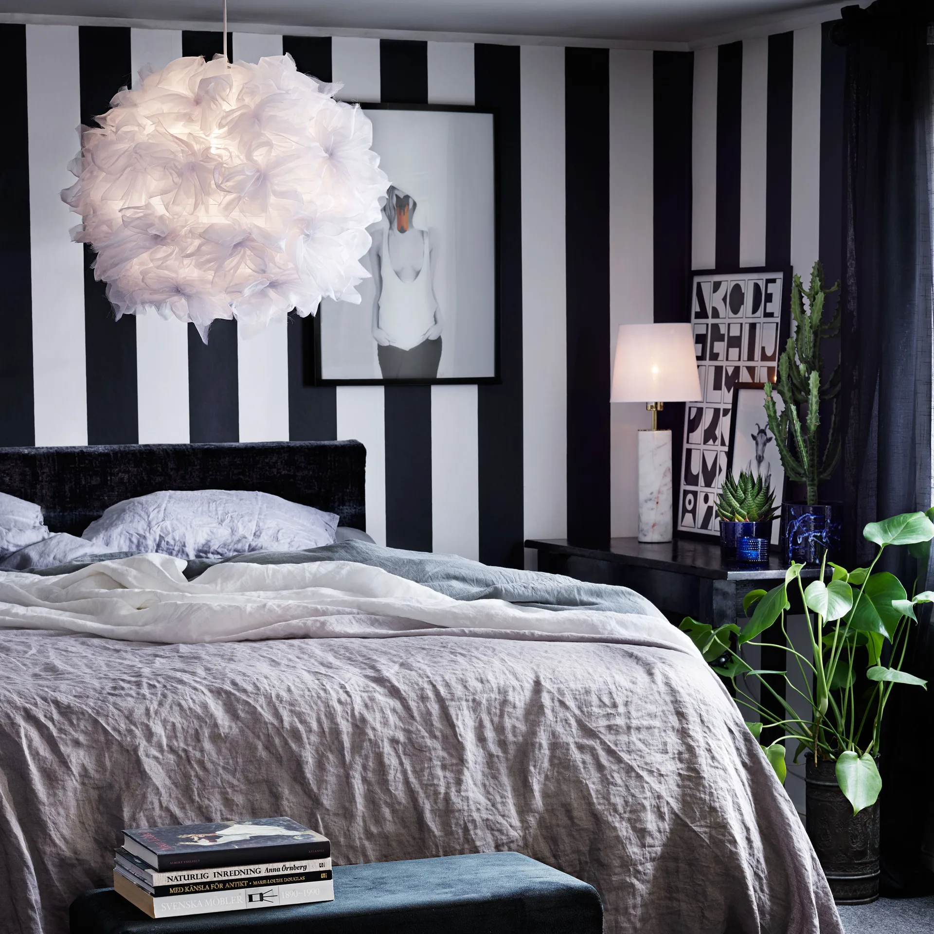 Mosiężny świecznik Balance, świeczka Ferm Living