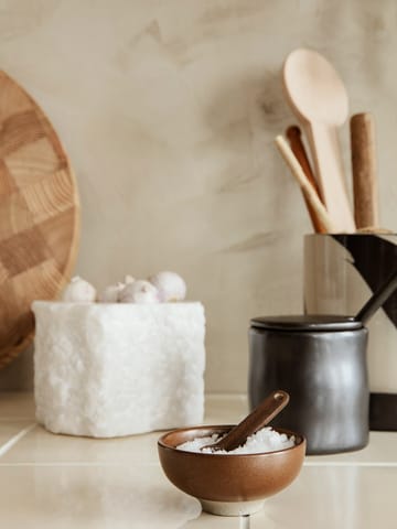 Petite solniczka z łyżeczką - 2 elementy - Chocolate - Ferm Living