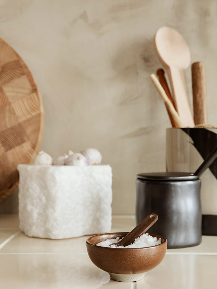 Petite solniczka z łyżeczką - 2 elementy, Chocolate Ferm Living