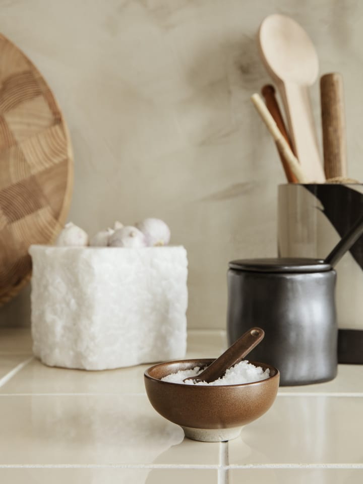 Petite solniczka z łyżeczką - 2 elementy, Chocolate Ferm Living